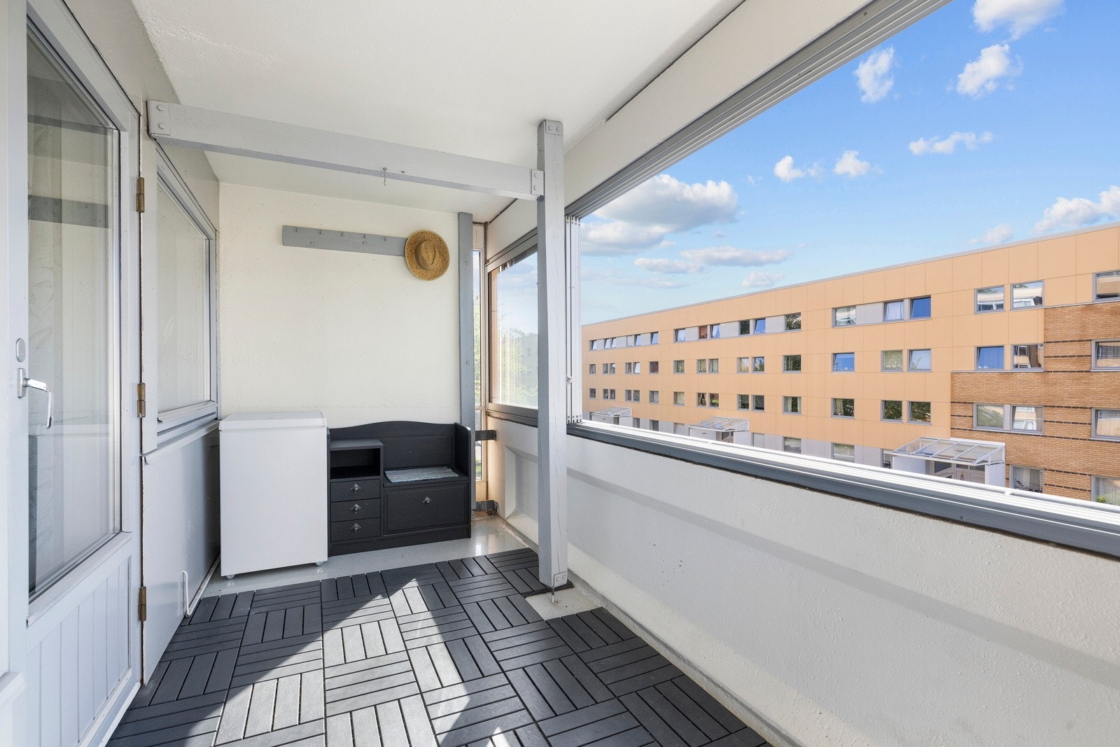 Fra stuen er det utgang til en innglasset balkong og herfra kan man glede seg over nydelig utsikt Galleribilde