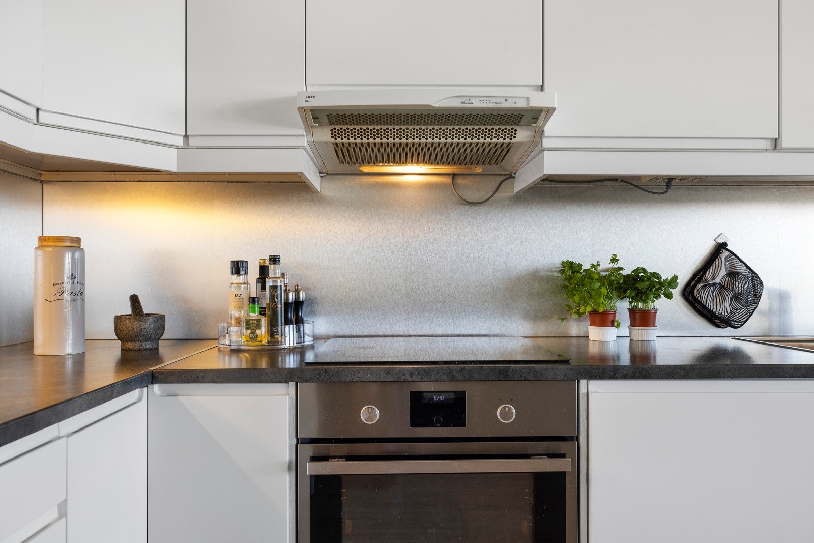 Koketopp og stekeovn er integrert, og kjøkkenet er ellers utstyrt med kullfilterventilator, opplegg for oppvaskmaskin og plass til kjøleskap Galleribilde
