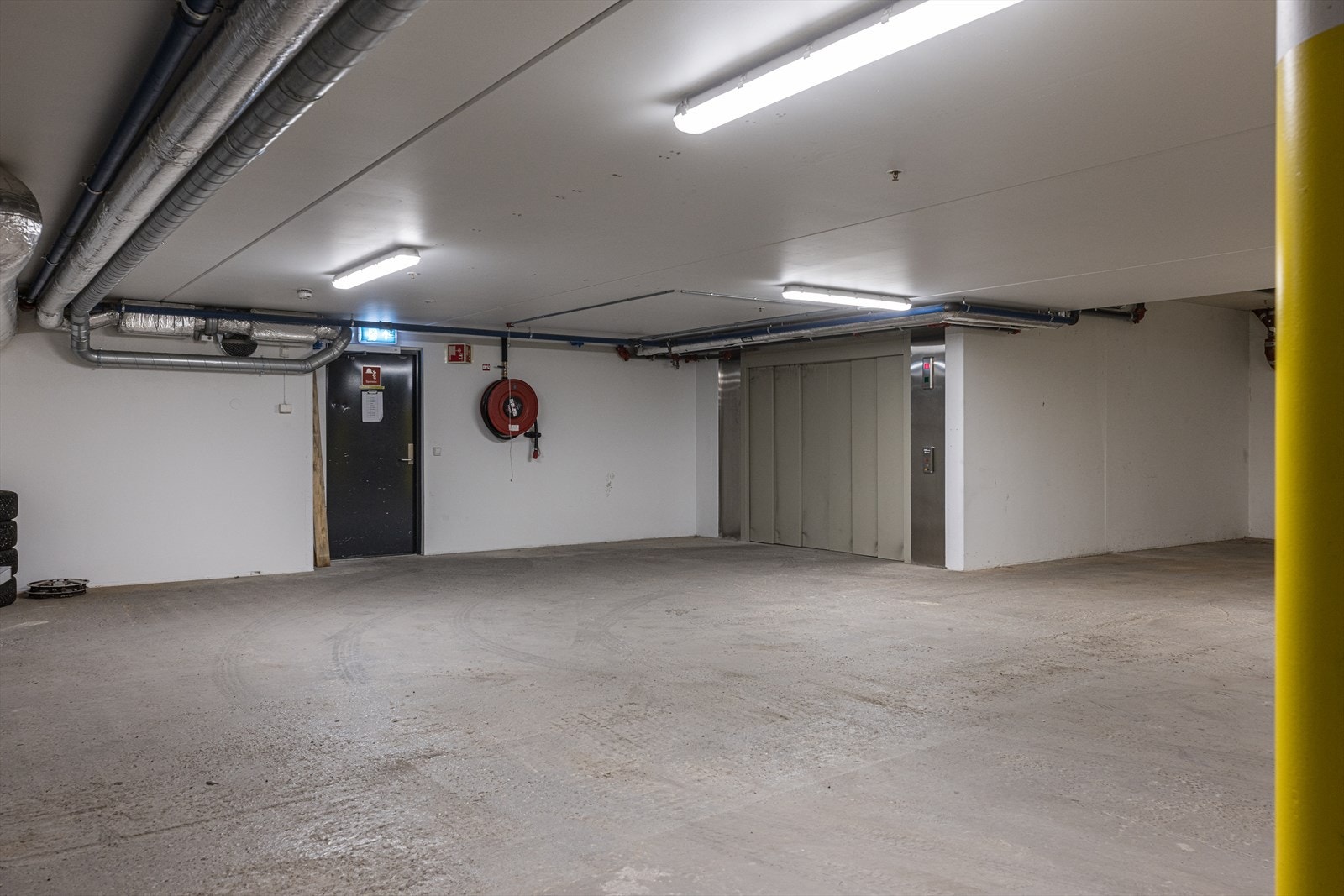 Garasjeplassene ligger i moderne bygg fra 2020 Galleribilde