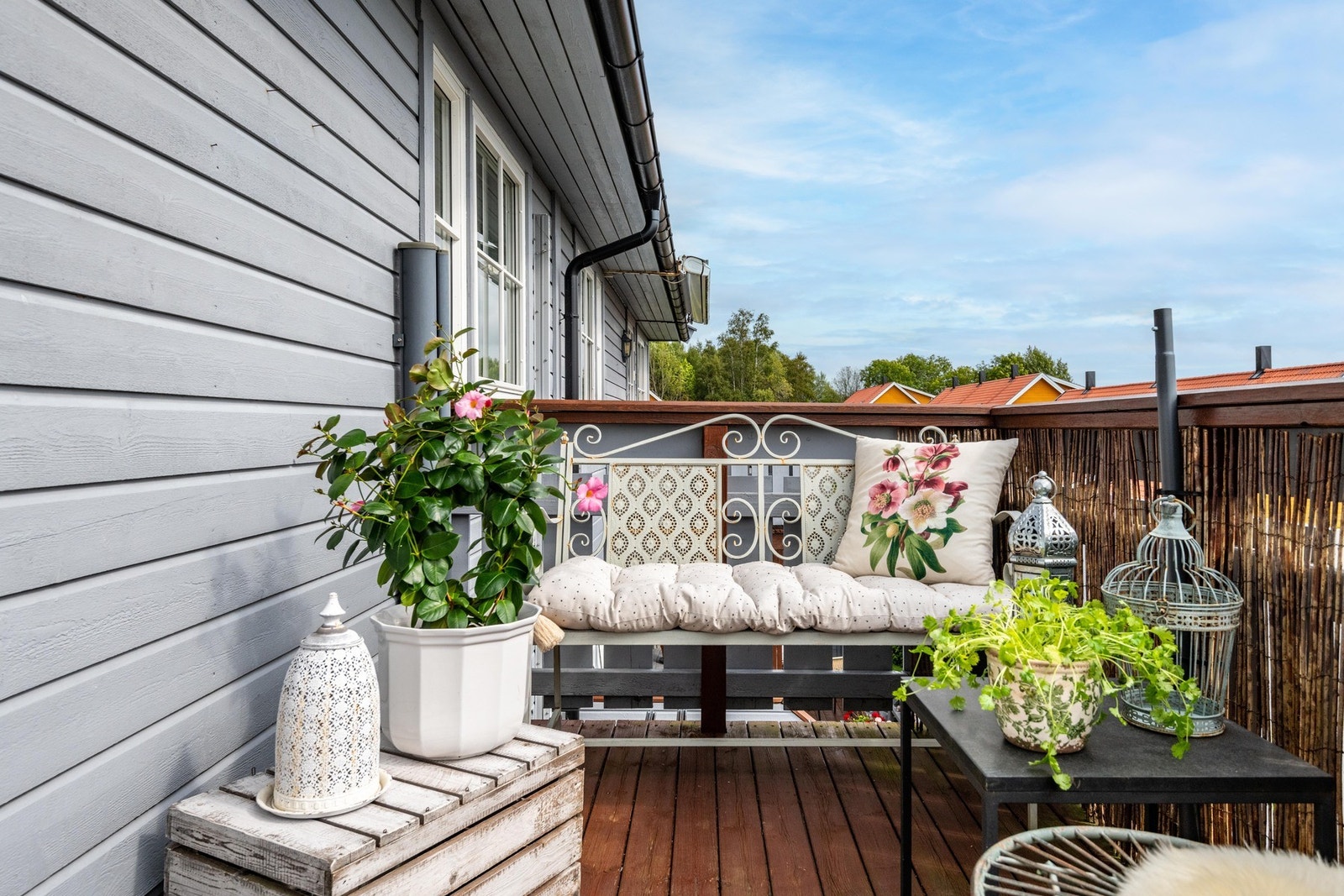 Deilig med utgang til balkong, direkte fra stuen. Balkongen har romslig med plass, området er rolig, så her vil du få mange koselige stunder. Galleribilde