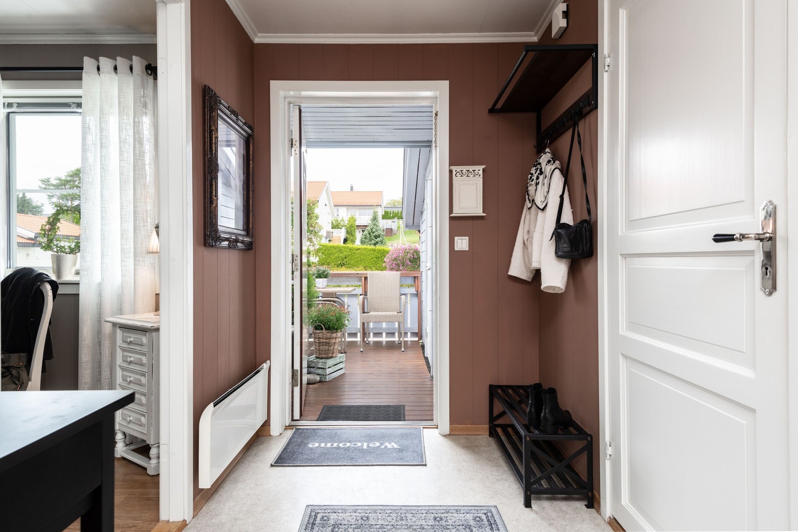 Praktisk og fint gangareal, med god plass til det du måtte ønske av hyller og skap. Galleribilde