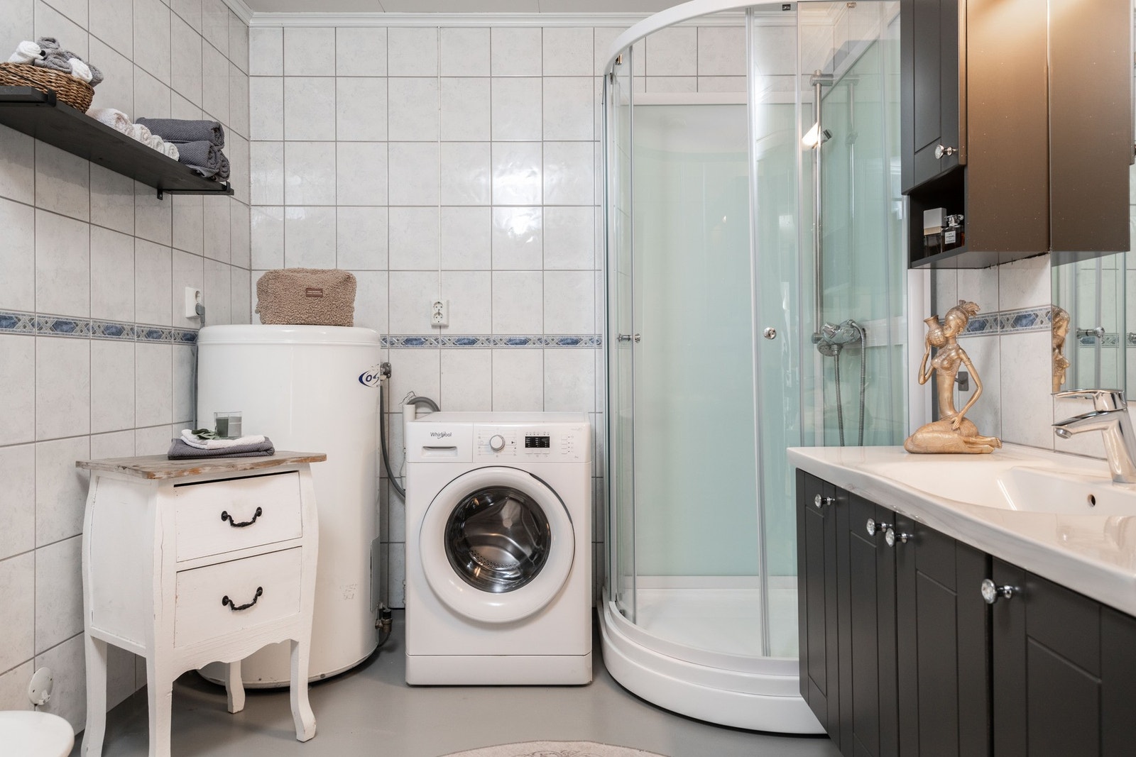 Her har du alt du trenger - dusjhjørnet, gulvmontert wc, servant/med servantskap, speilskap og opplegg for vaskemaskin. Galleribilde