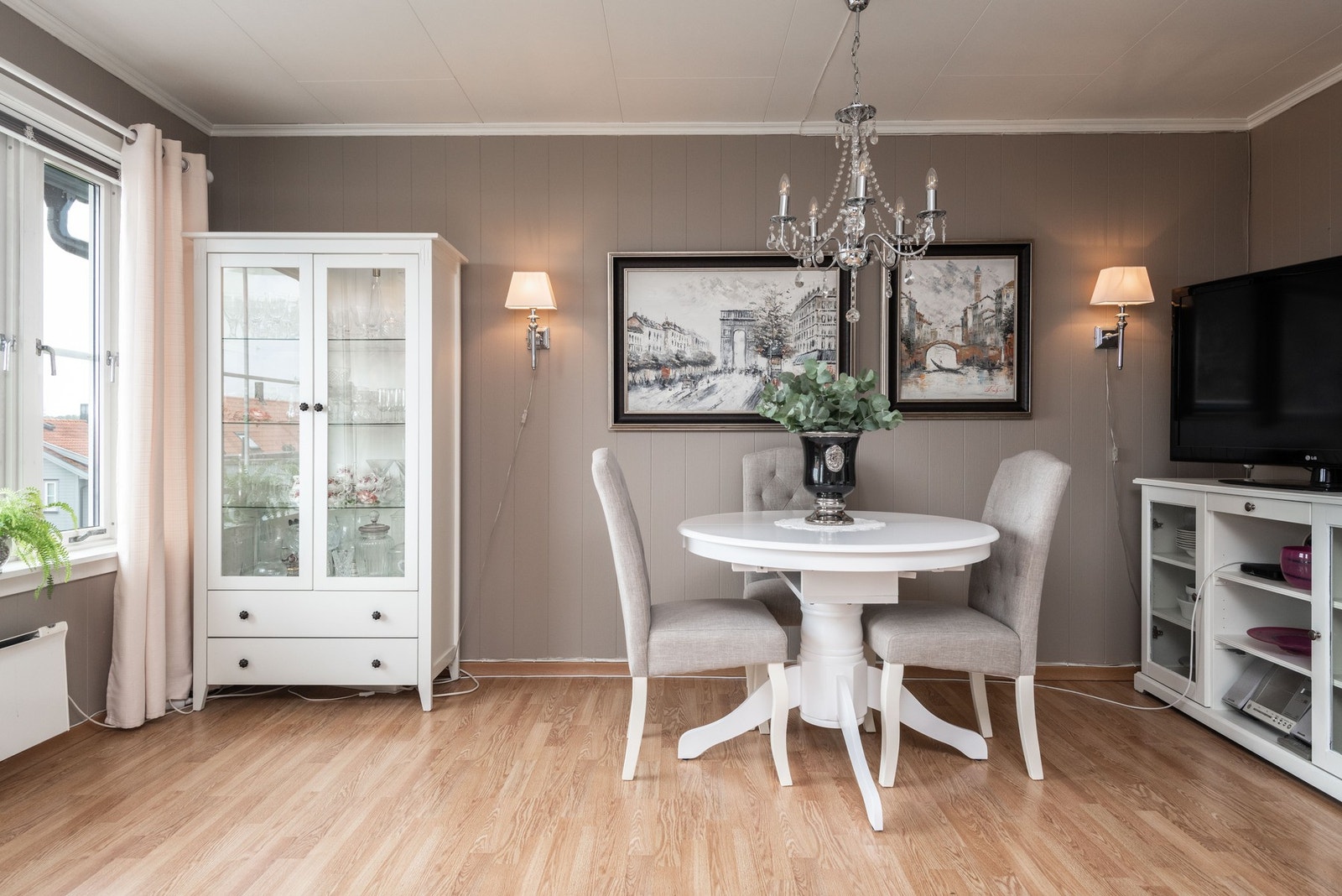 Du har plass til både spisegruppe og sofa. Galleribilde