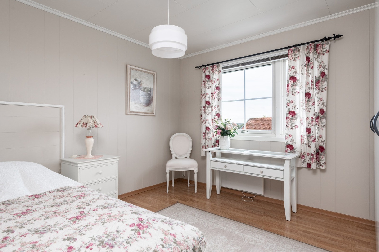 Leiligheten har et soverom. Her har du/dere plass til skap og dobbeltseng om ønskelig. Galleribilde