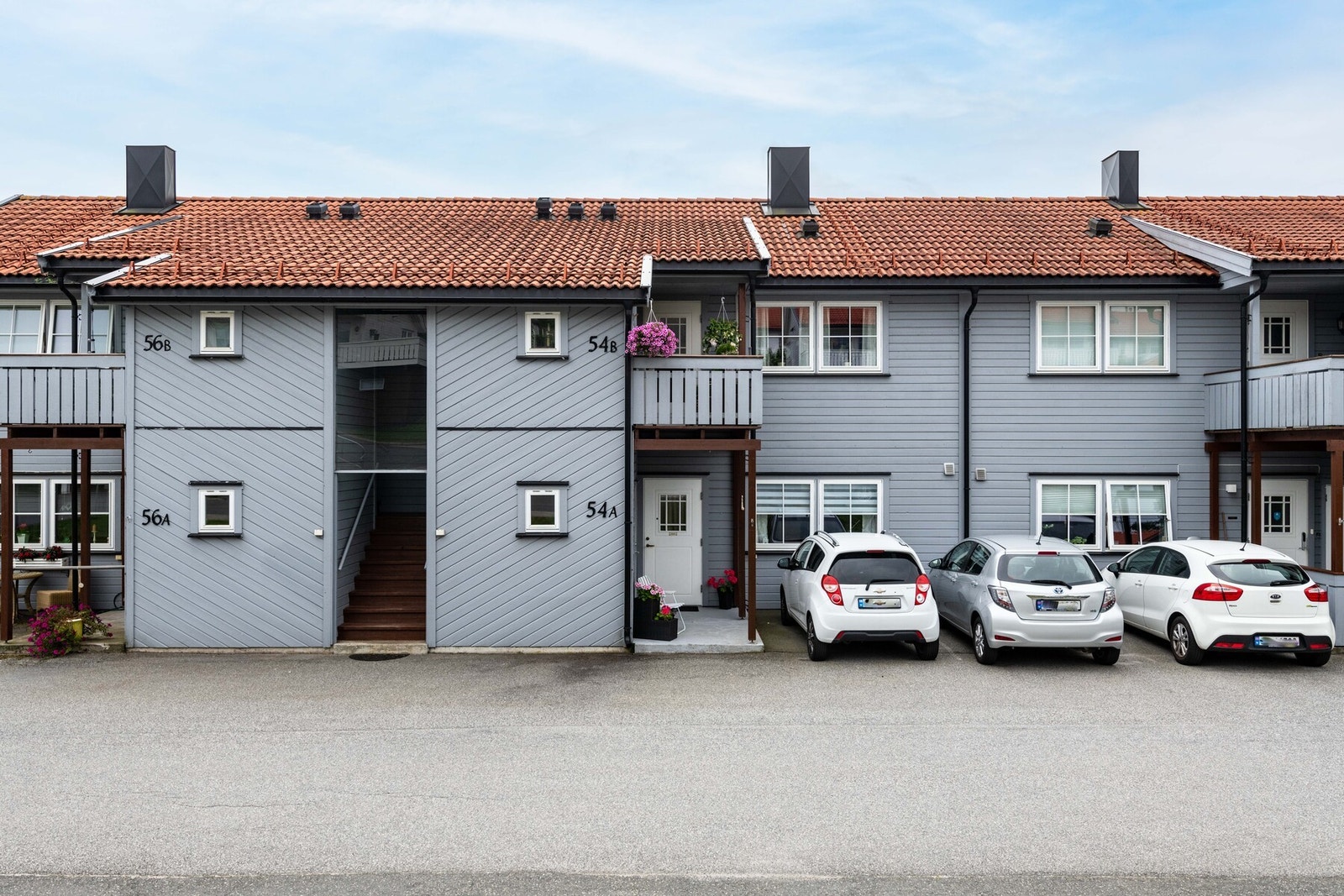 Det følger med garasje og parkeringsplass. Det er i tillegg rikelig med gjesteparkering, det er deilig å slippe å tenke på. Galleribilde