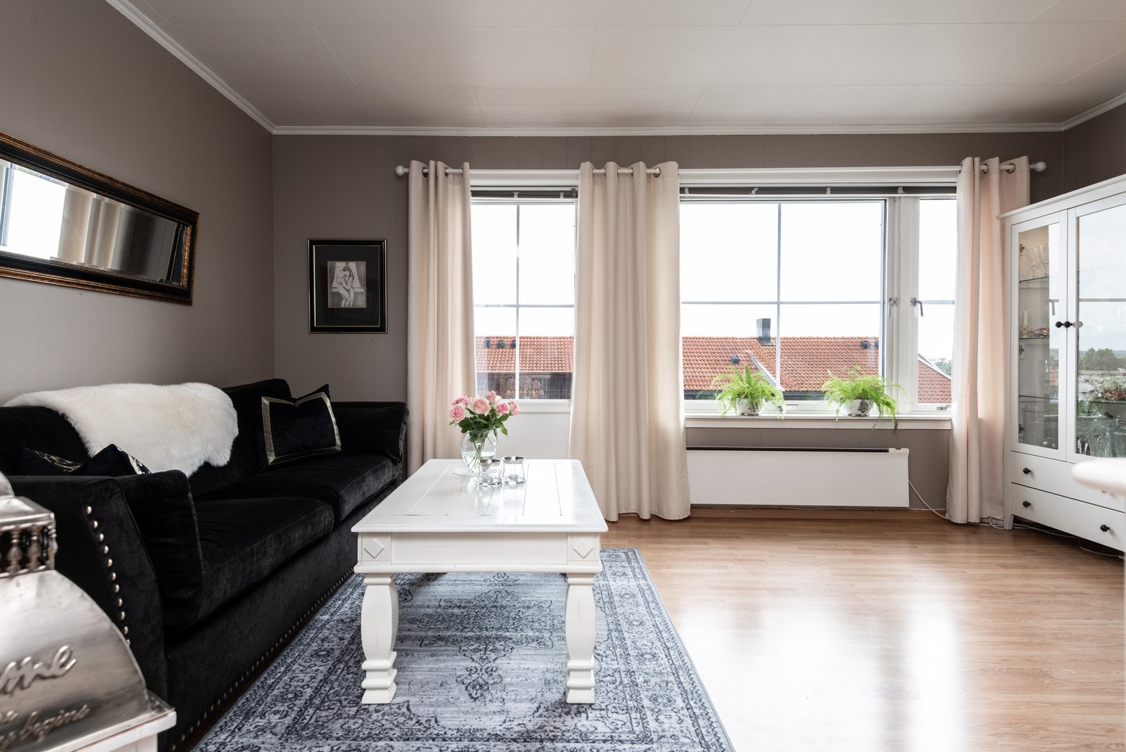 En koselig stue med mye lys. Galleribilde