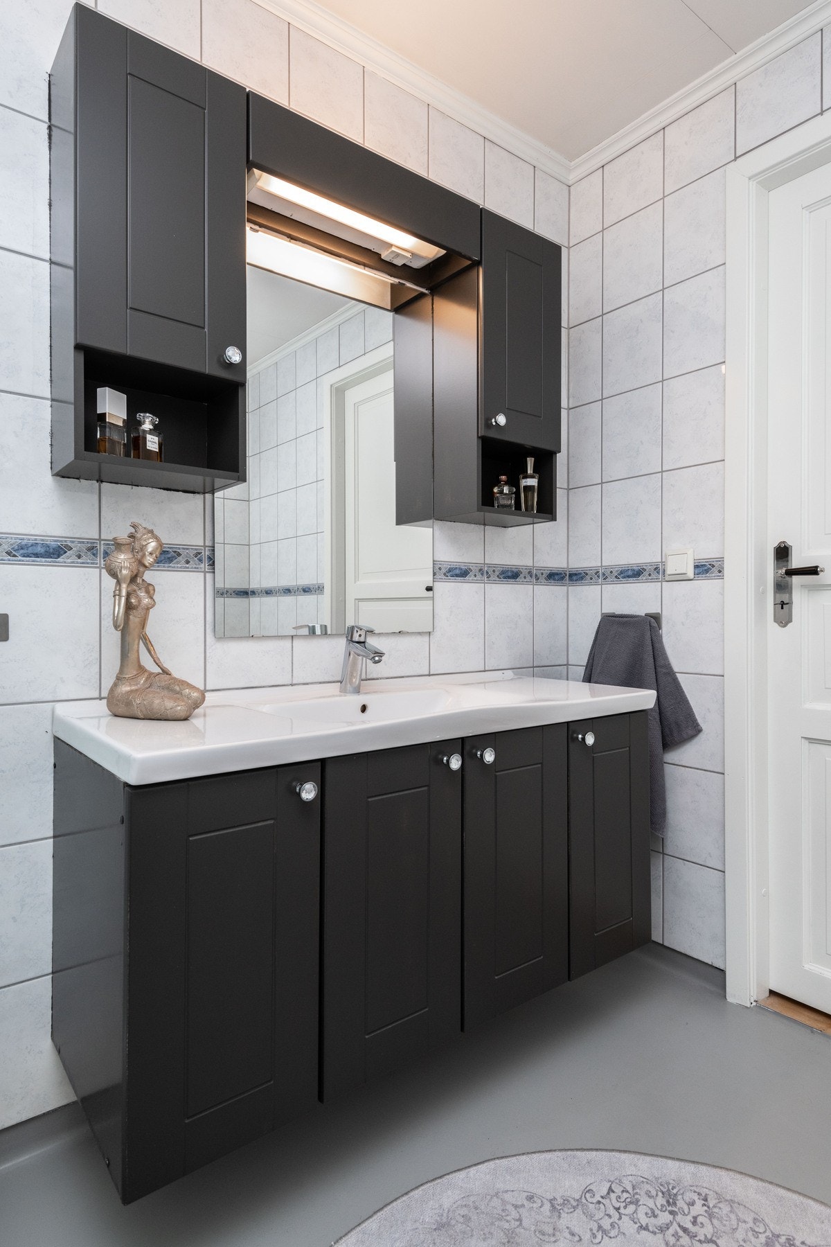 Flislagt baderom, med et klassisk og tidløst design. Galleribilde