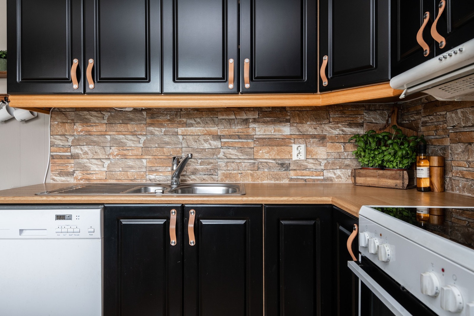 Kjøkkeninnredning er med profilerte fronter, et tidløst og klassisk design. Galleribilde