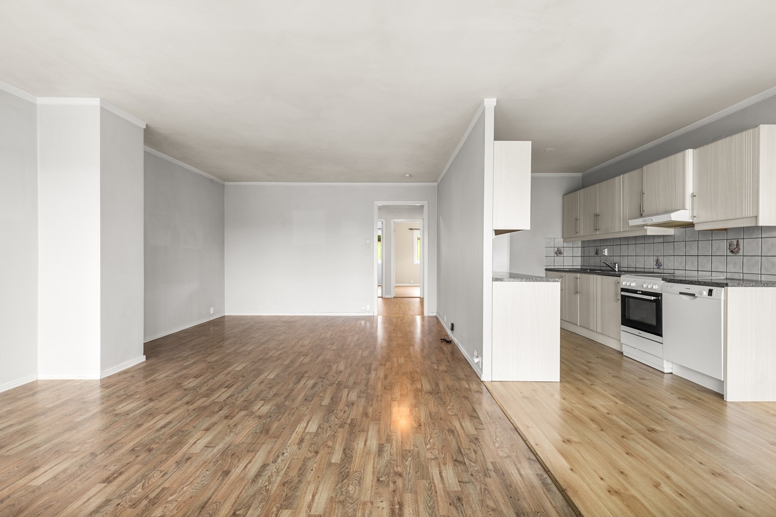 Det finnes mange møbleringsmuligheter i stuen og det er god plass til sofa med tilhørende møblement. Galleribilde