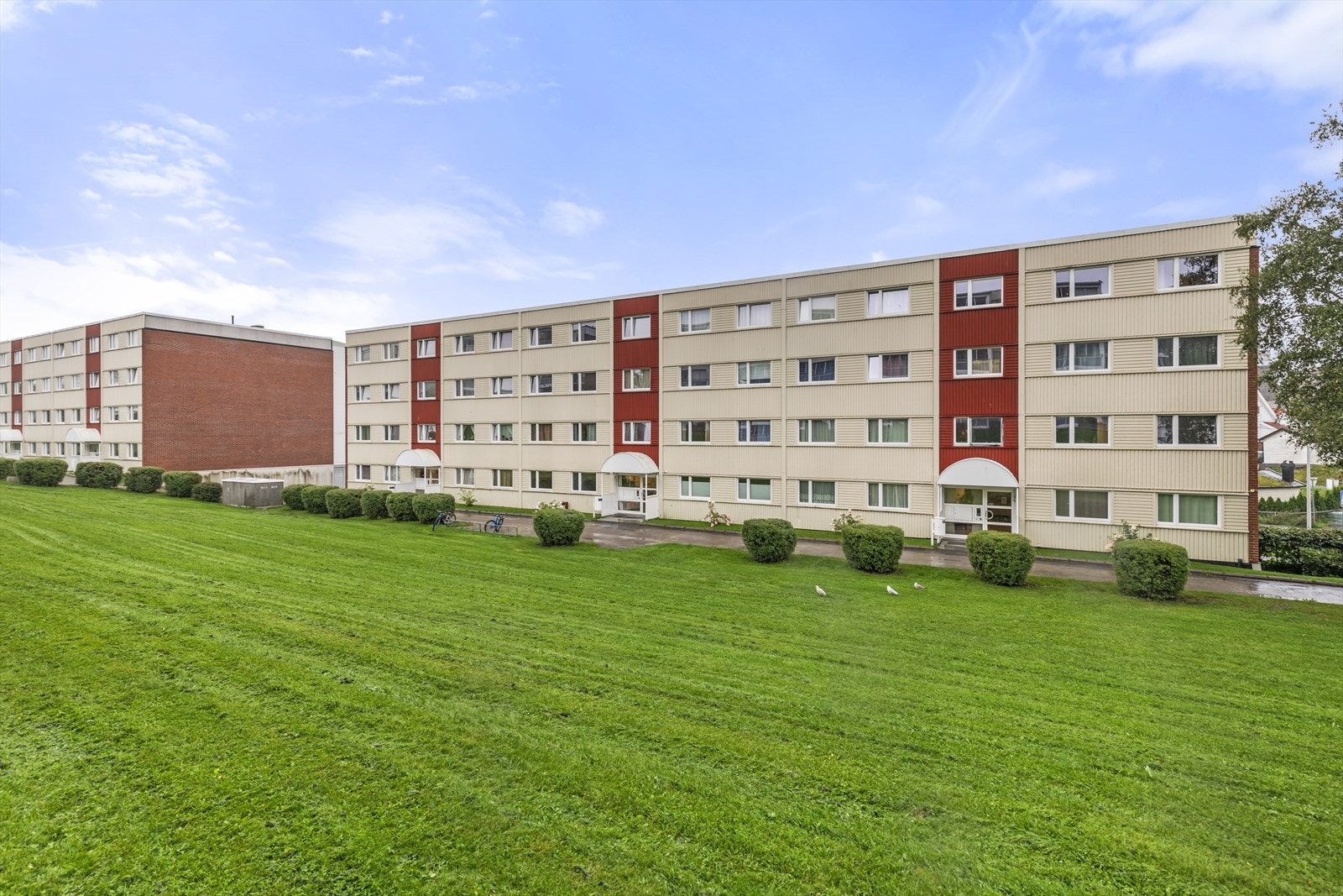 Det er inngang på begge sidene av blokken. Galleribilde