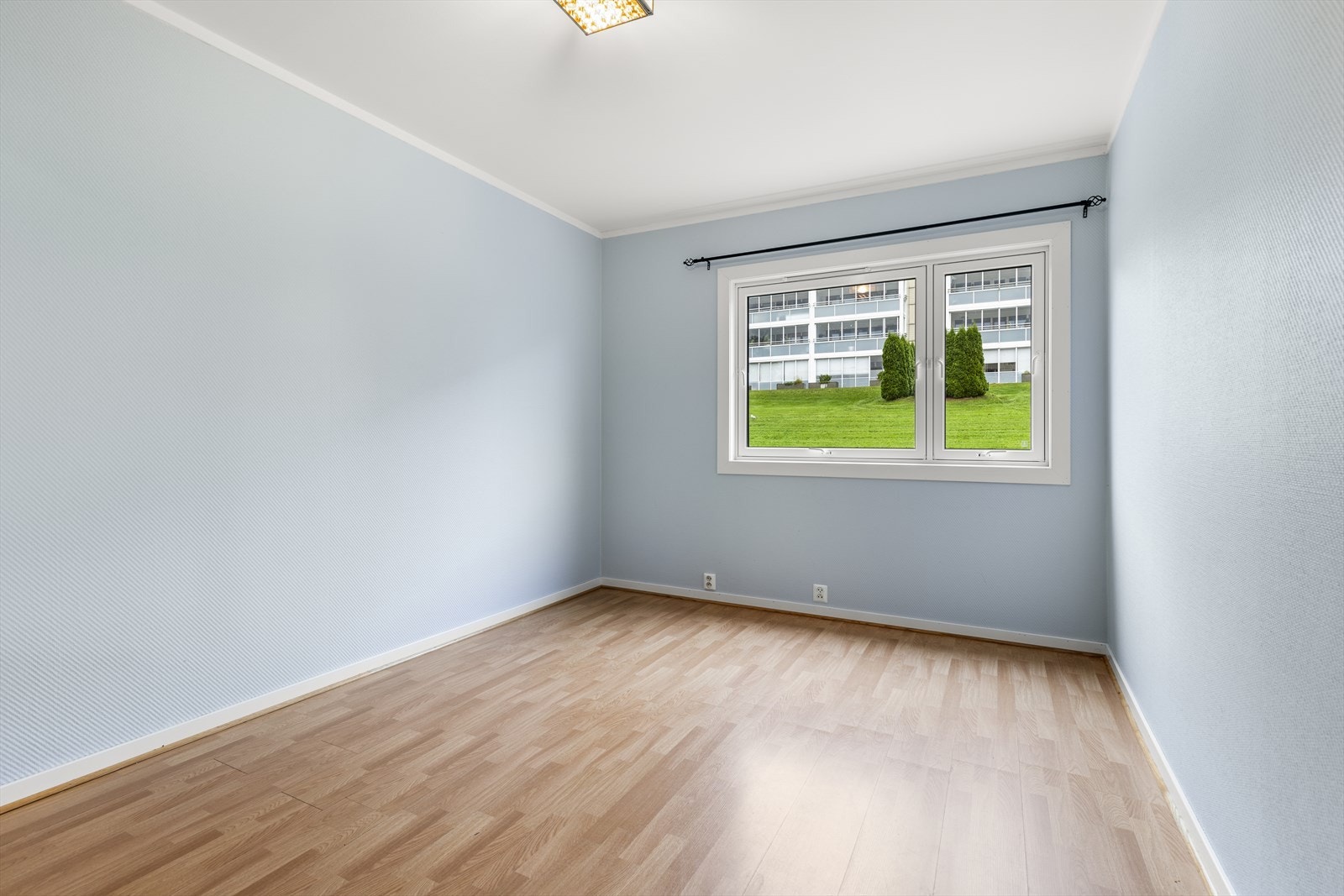 Soverommene er av god størrelse og har store vinduer som gir mye naturlig rommene rikelig med naturlig lys. Galleribilde