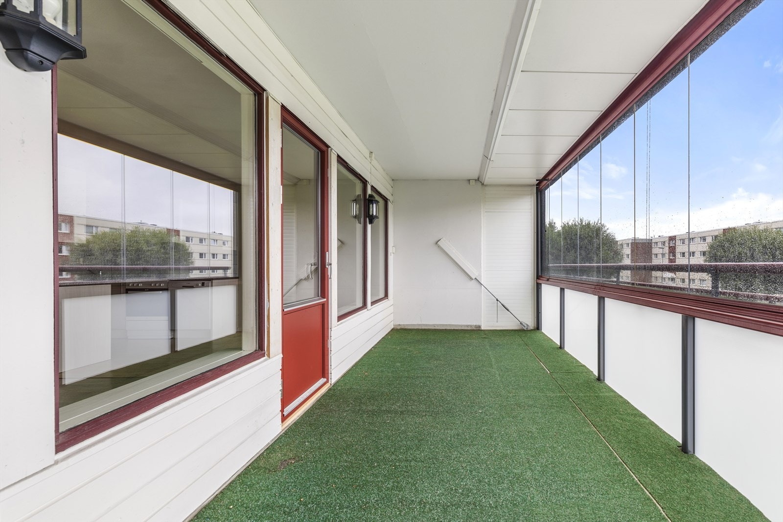 Det er utelys på balkongen slik at man kan sitte her på sene kvelder. Galleribilde