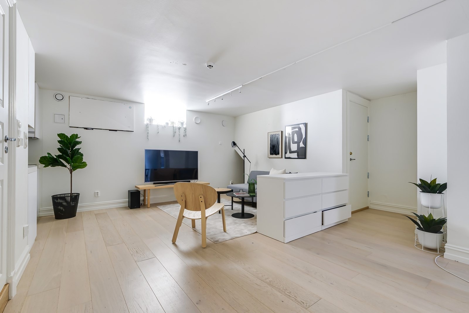 Kjellerstuen er et stort og sosialt oppholdsrom med god plass for sofagruppe, tv-møbler og skrivebord Galleribilde
