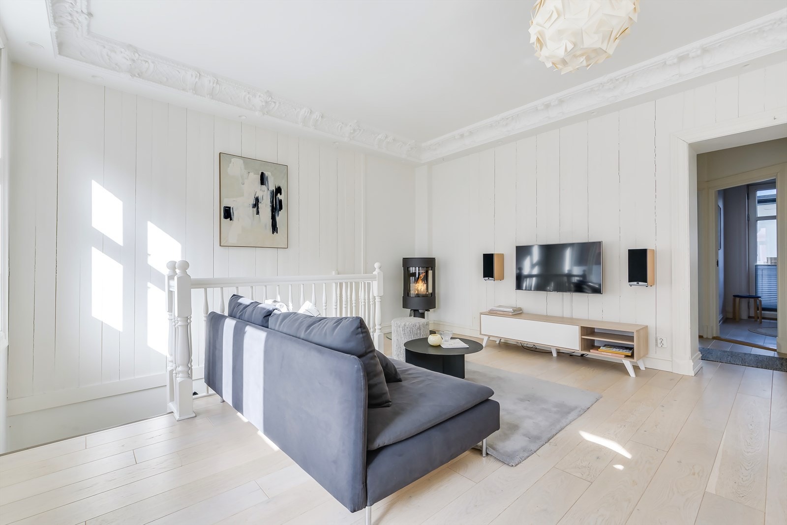 En lys og romslig stue med 1-stavs parkettgulv som gir en varm og og innbydende atmosfære Galleribilde