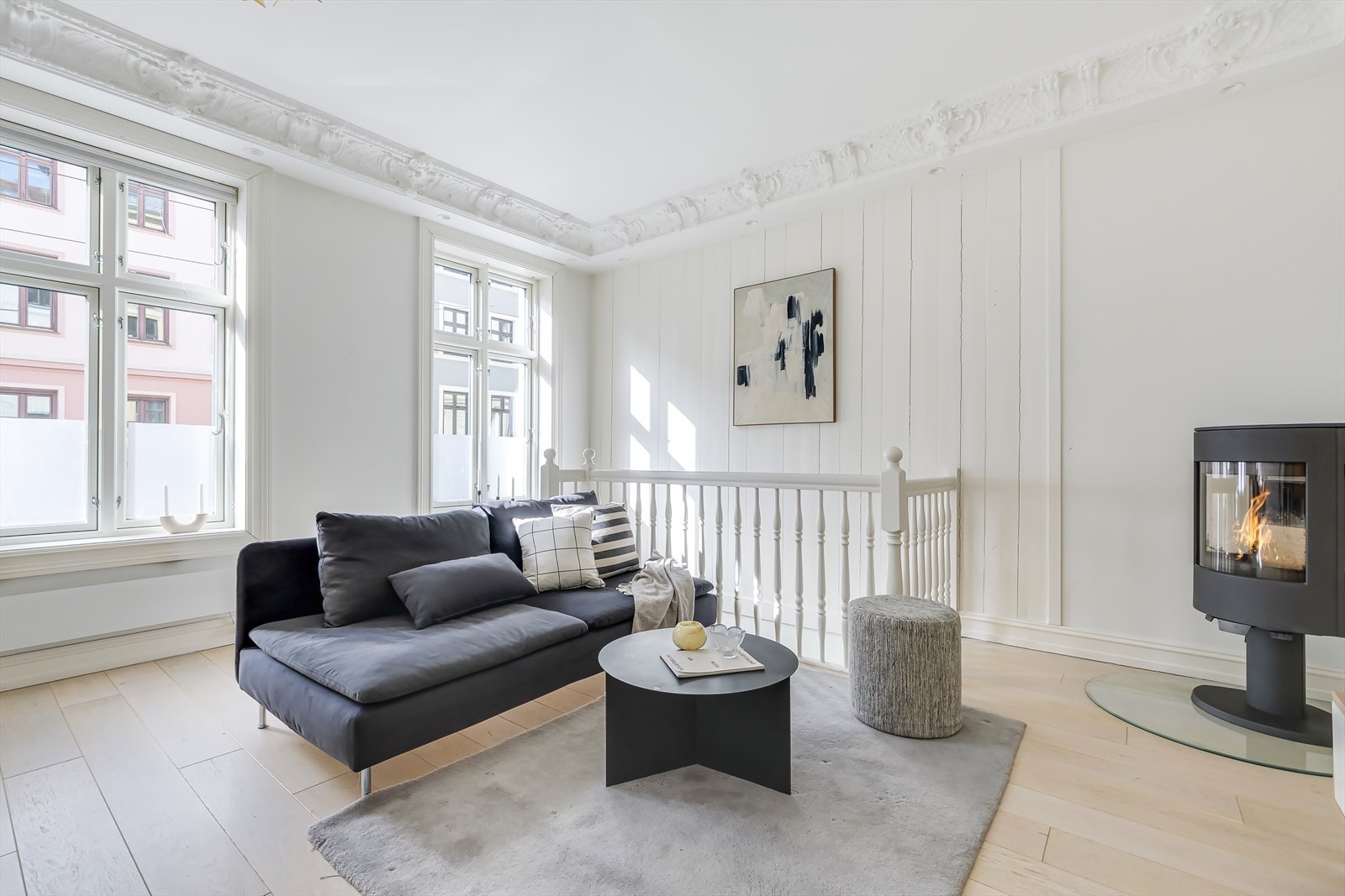 Stuen er praktisk utnyttet og her er det plass til sofagruppe, stort spisebord og annet møblement Galleribilde