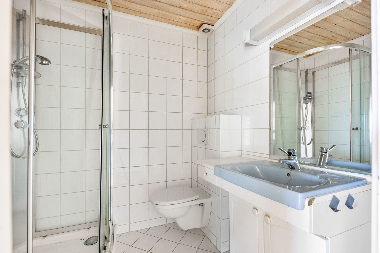 I hoveddelen er det to flislagte bad og et skall av et vaskerom. Galleribilde