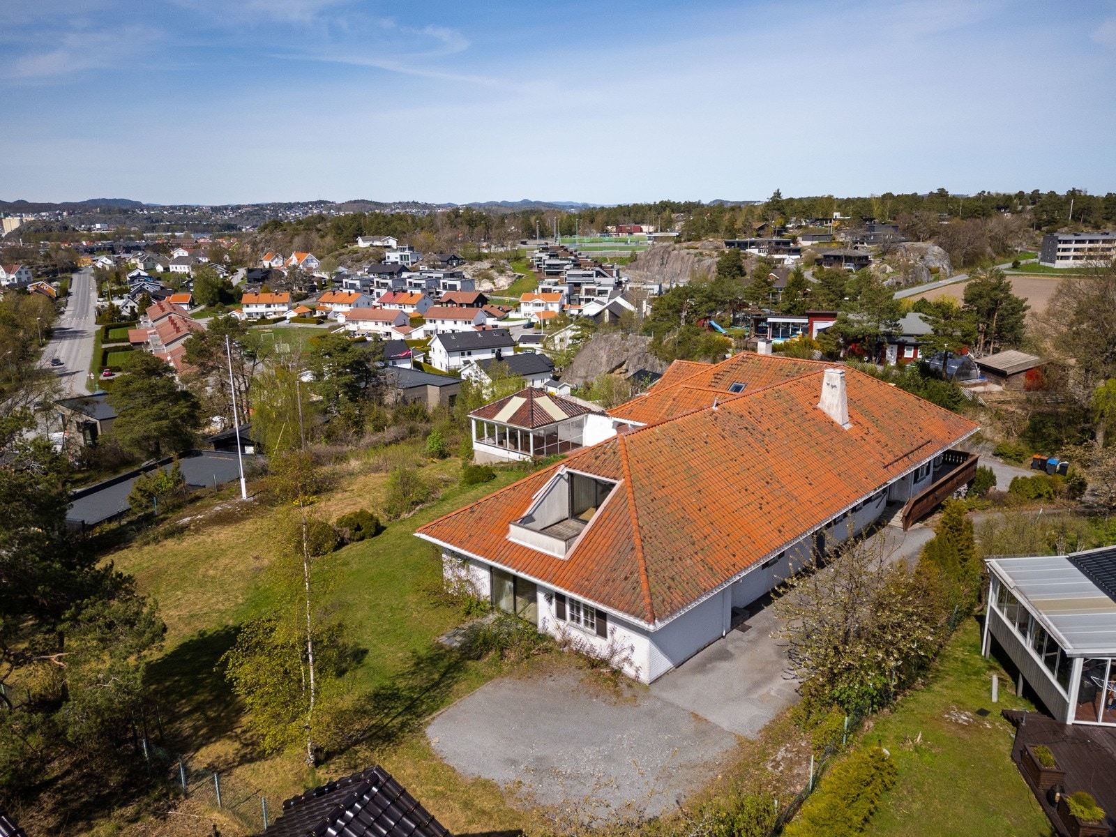 Rundt hele boligen er det fine uteplasser som gjør det lett å følge etter solen. Galleribilde