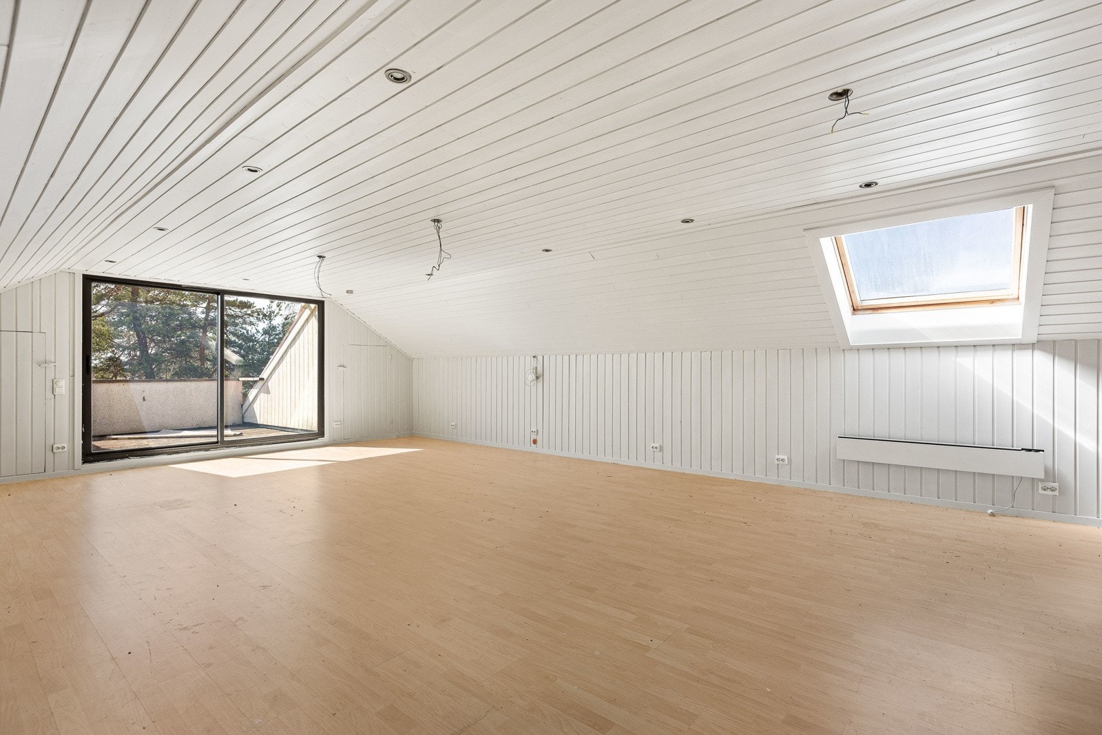 Loftstue med skyvedør ut til balkong. Galleribilde