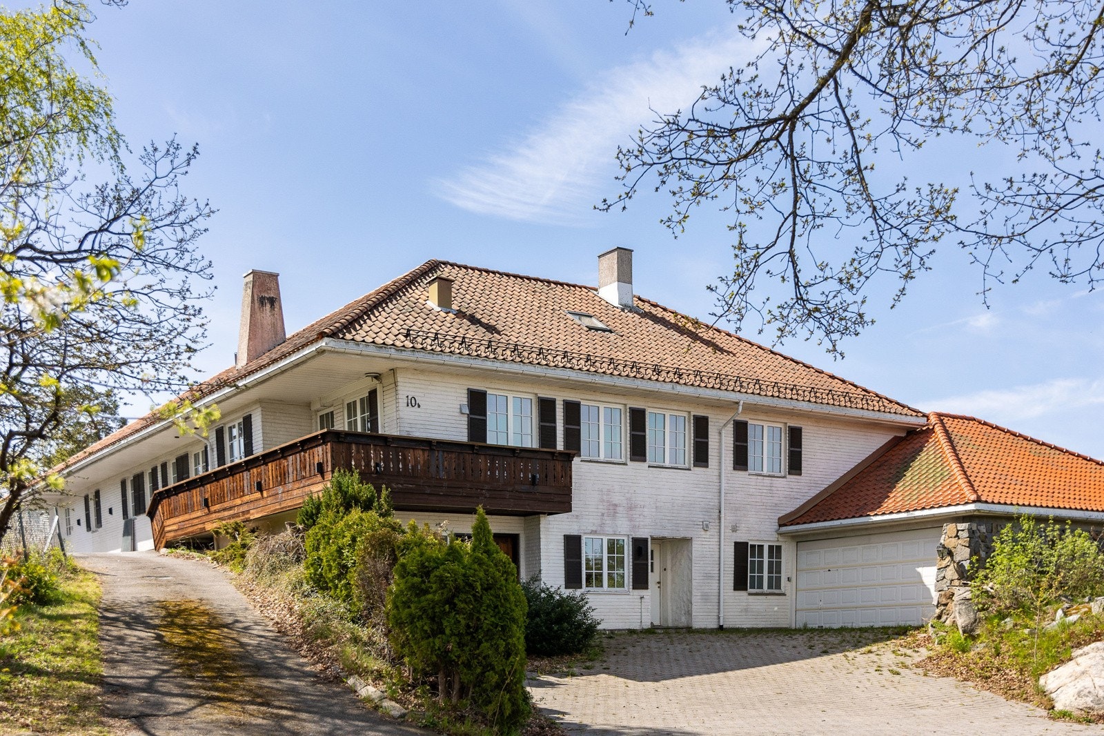 Det er gode parkeringsmuligheter i stor, tilbygget garasje og på romslige gårdsplasser. Galleribilde