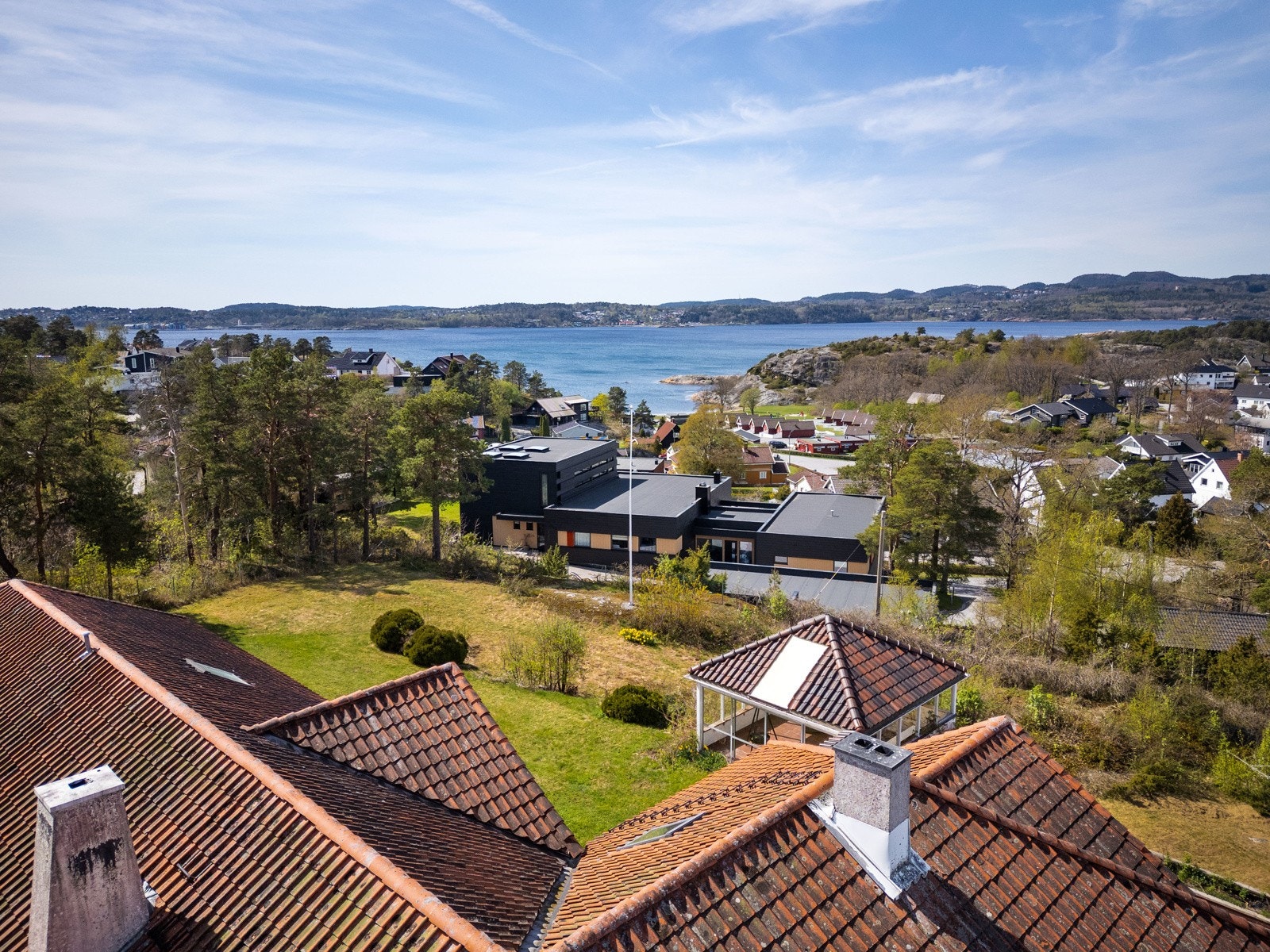 Boligen ligger høyt i terrenget med magisk utsikt mot sjøen. Galleribilde