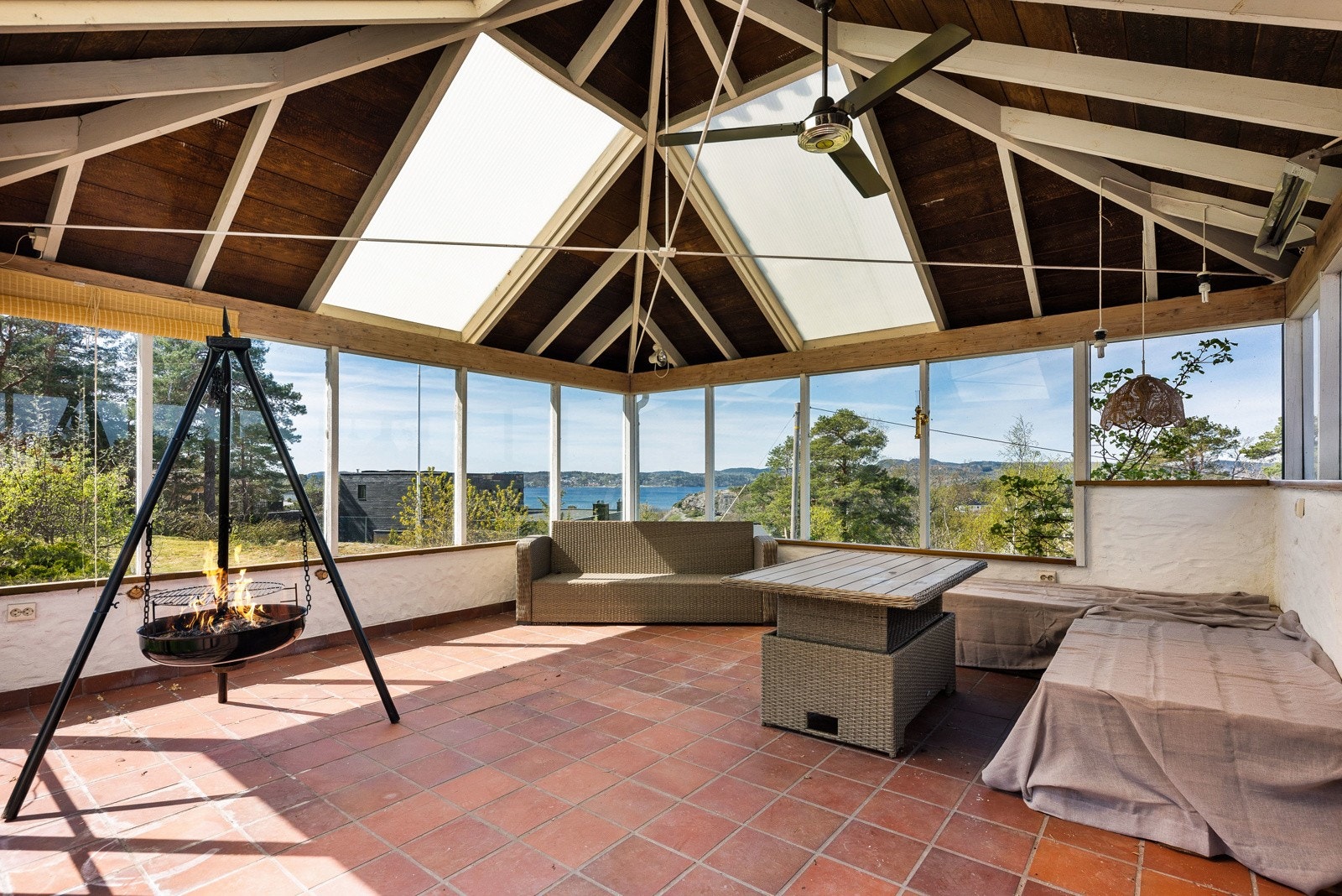 På tomten er det et luftig lysthus på 24 kvm. Lysthus er ikke byggemeldt eller innraportert til Larvik kommune. Galleribilde