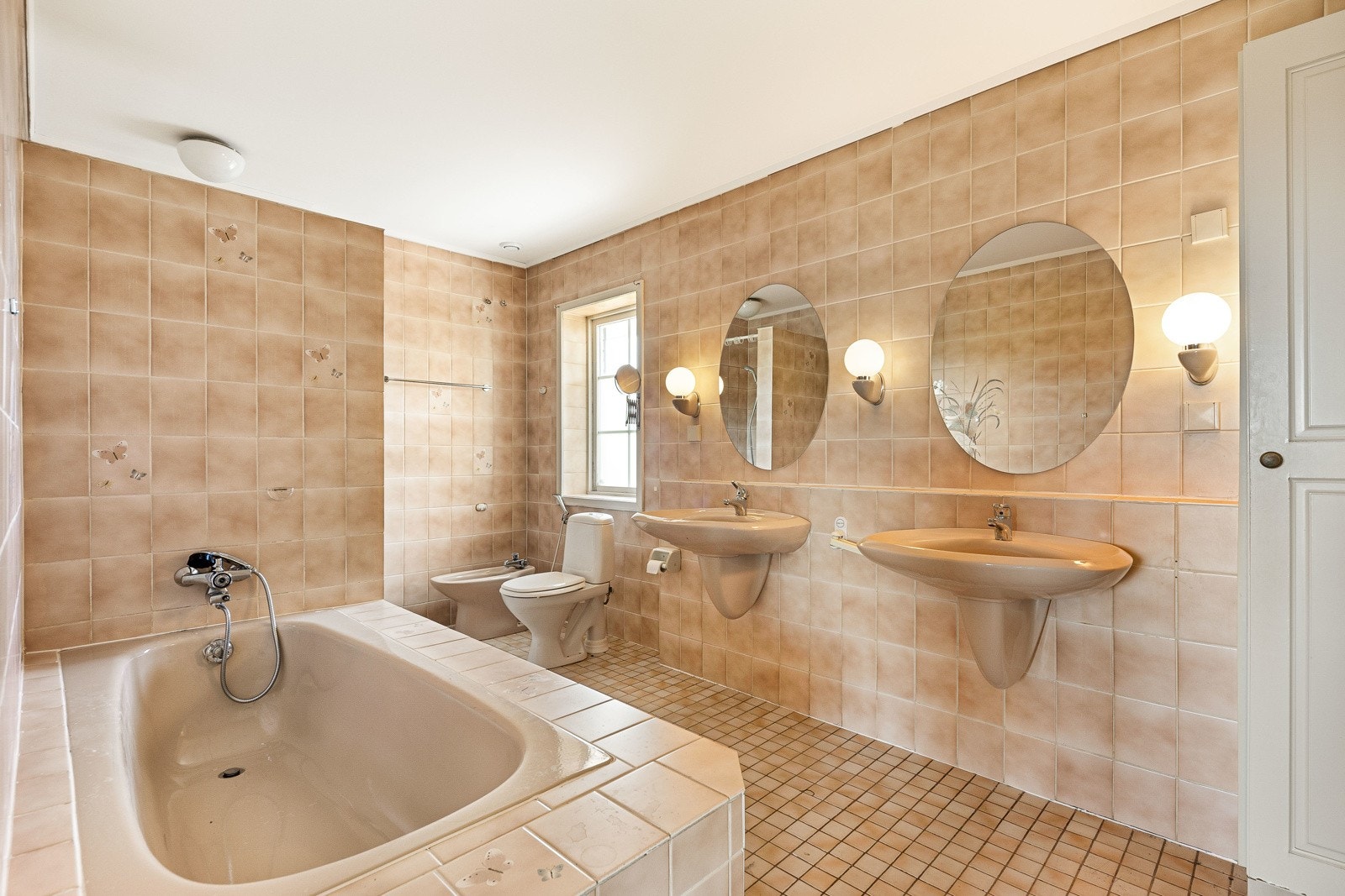 Dette badet ligger i tilknytning til hovedsoverommet, som også er tilknyttet garderobe. Galleribilde