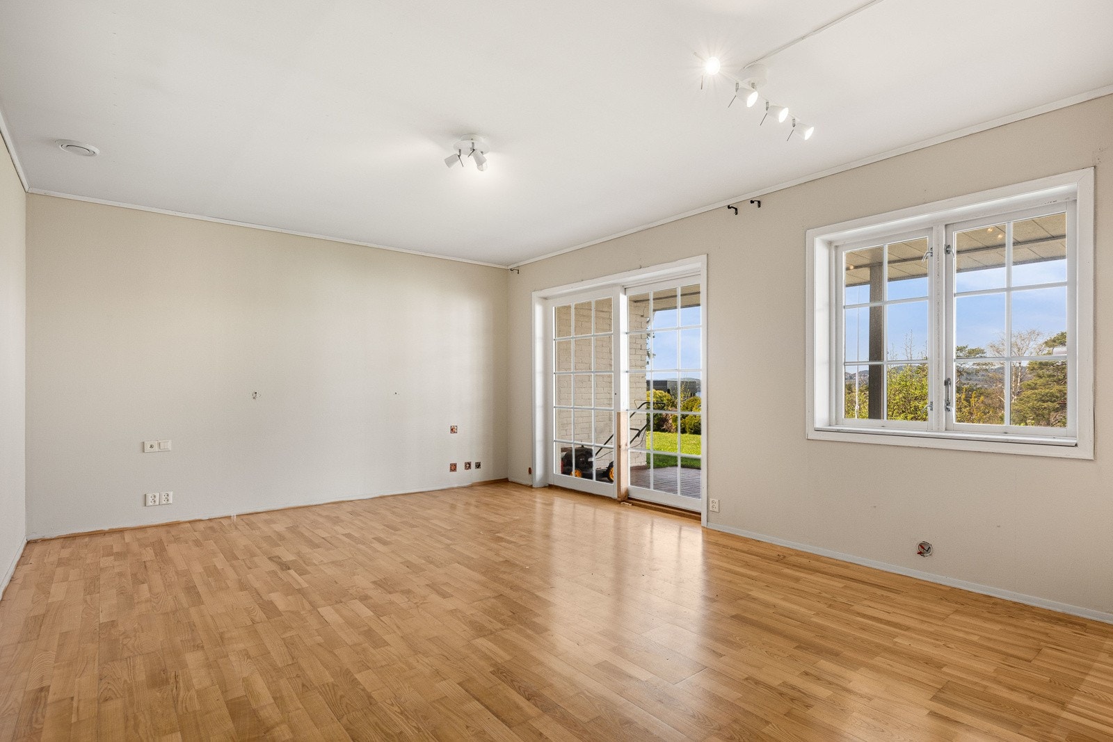 Flere av rommene i boligen har utgang til herlige uteplasser og hage, blant annet hovedsoverommet. Galleribilde