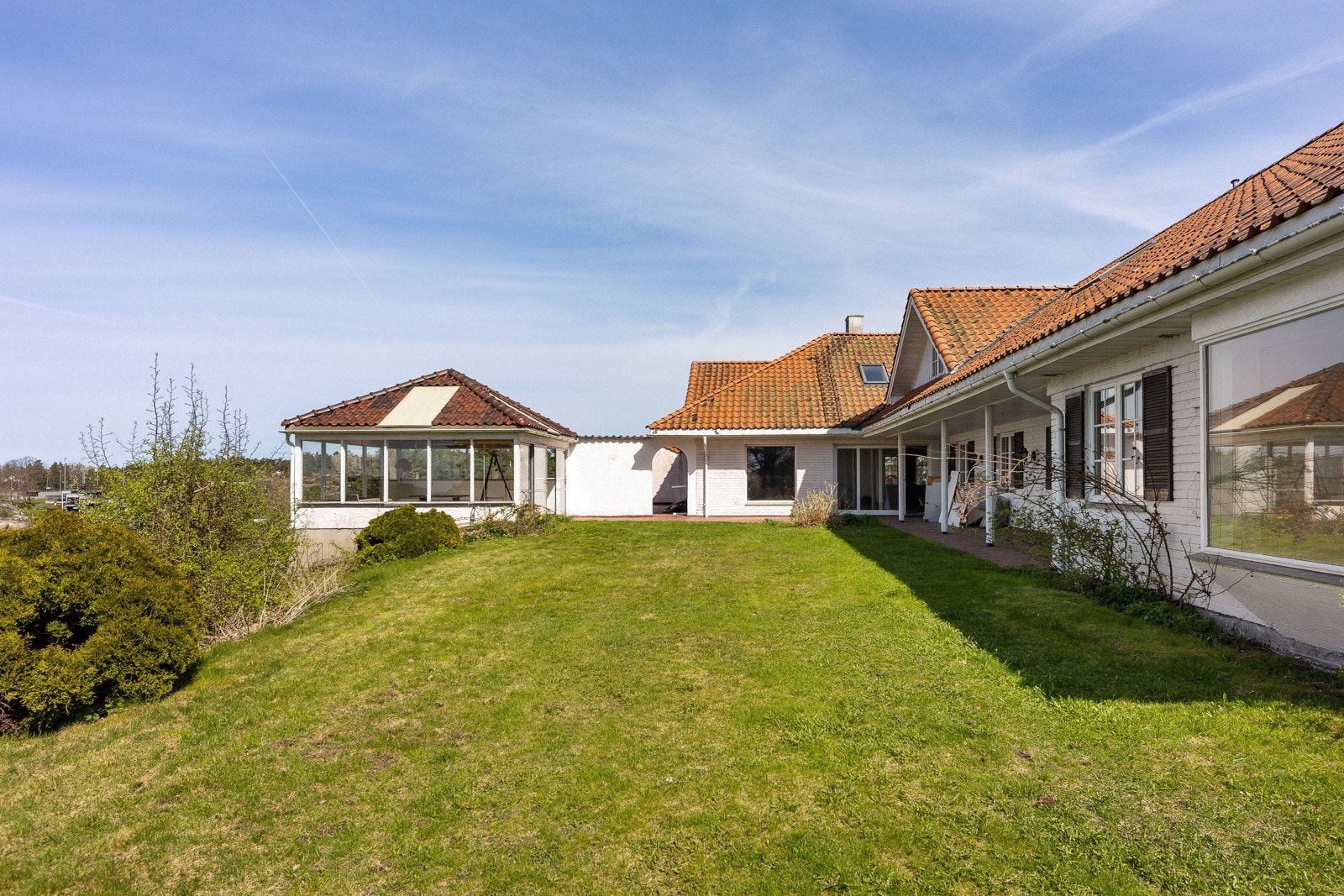 Fra stue og hovedsoverom er det utgang til en flislagt og dels overbygd terrasse på ca. 51 kvm. Galleribilde