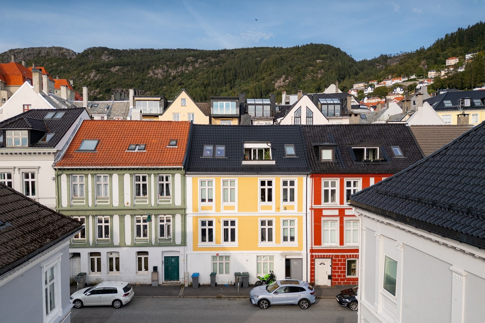 Fra boligen er det kort avstand til alt man behøver i hverdagen. Butikk, trening, fjord og fjell ligger alle innenfor et par minutters gange. Galleribilde