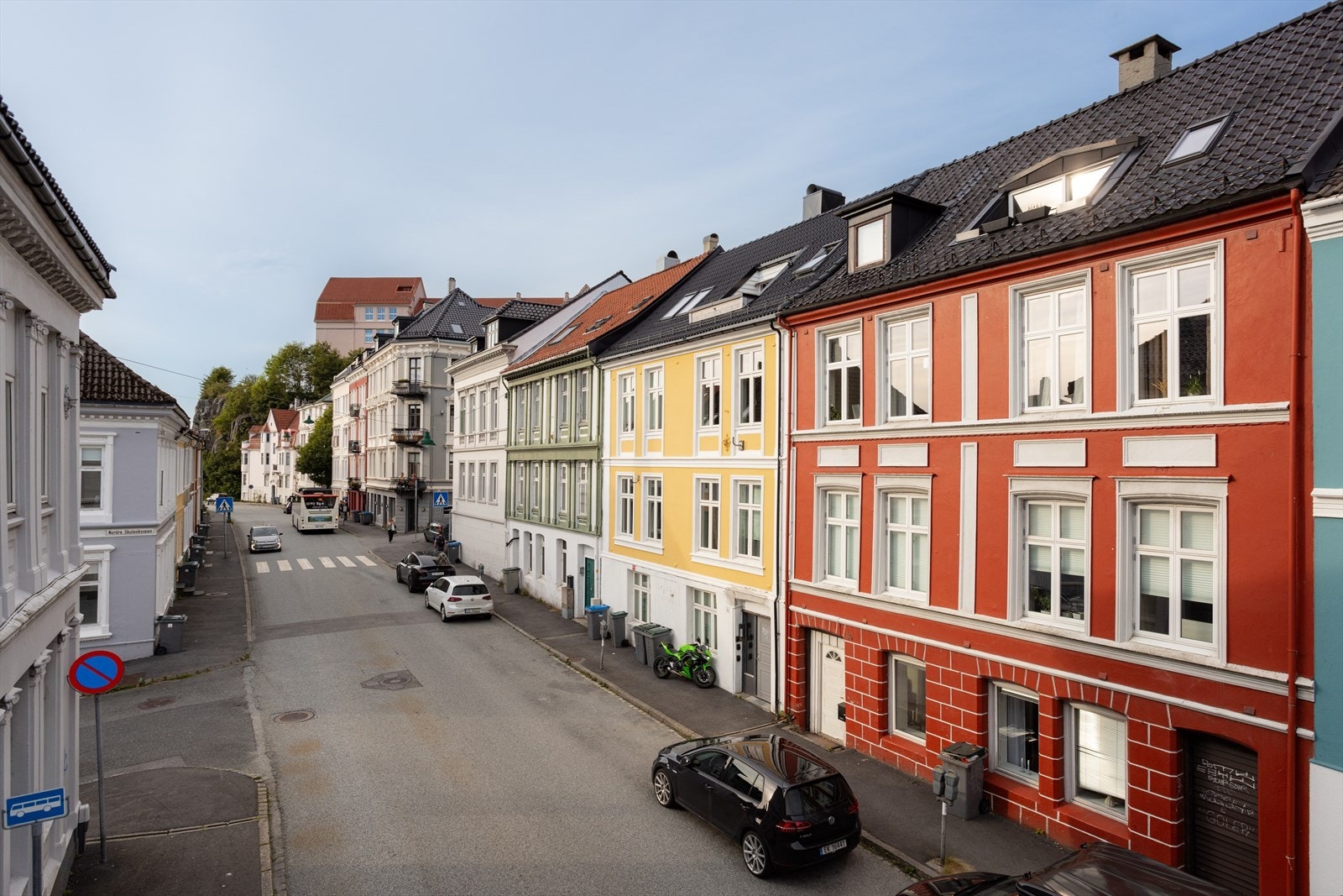 Det er gode bussforbindelser like i nærheten av leiligheten. Galleribilde