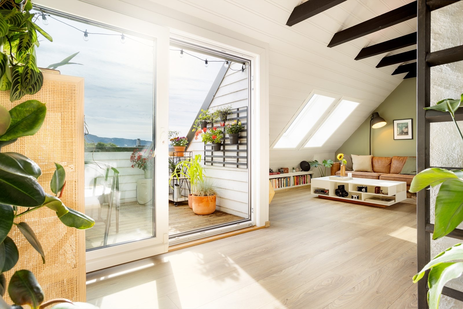 Fra stuen er det utgang til en herlig takterrasse! Terrassedøren ble skiftet i 2017. Galleribilde