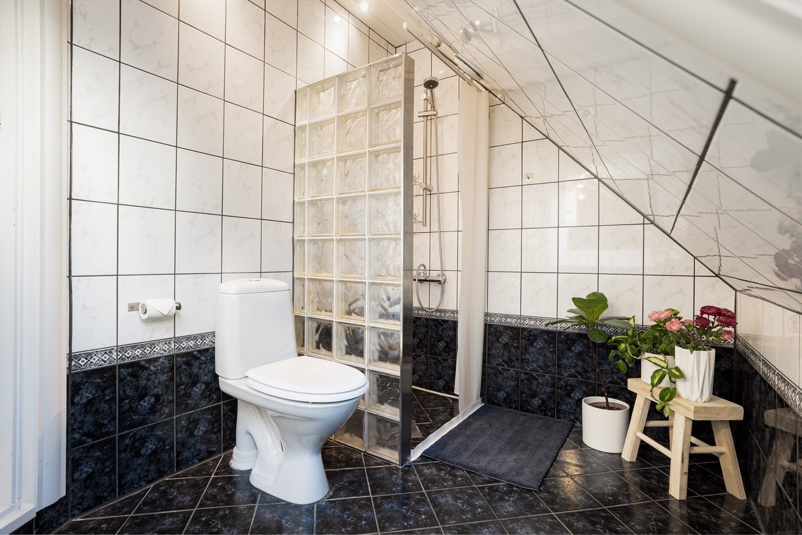 Badet har fliser på gulv og vegger samt varmekabler i gulv. Galleribilde