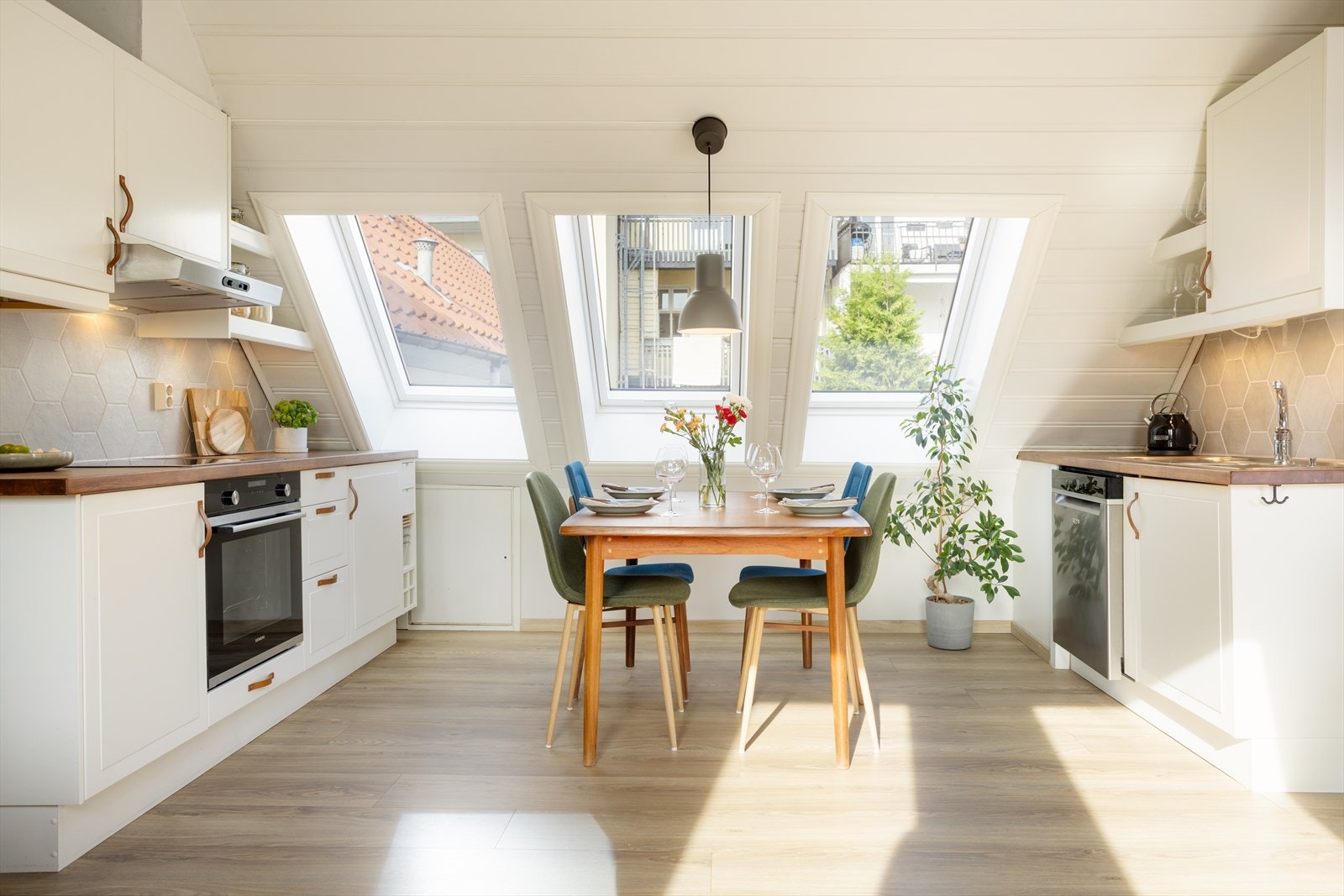 Spiseplassen har en flott plassering og fremstår som et koselig samlingspunkt for middagsbesøk. Galleribilde