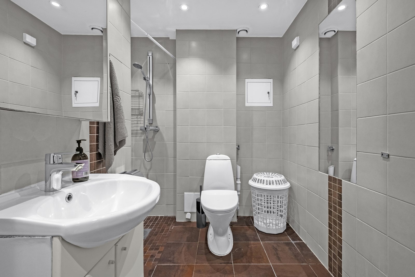 Badet er utstyrt med varmekabler, servantskap med 1-greps blandebatteri, speilskap, dusjhjørne med 2-greps blandebatteri, gulvstående toalett, teknisk skap for rør-i-rør system, og opplegg for vaskemaskin. Galleribilde