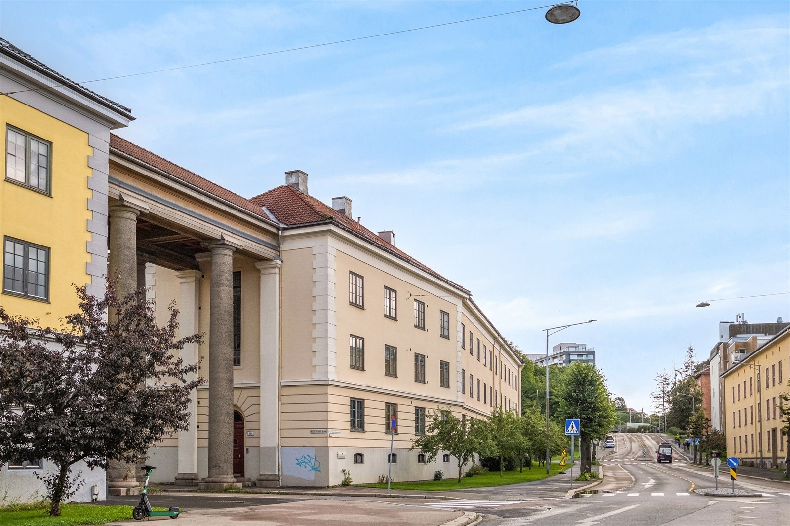 Med gangavstand til alt man måtte trenge i hverdagen, tilbyr denne boligen en perfekt kombinasjon av rolig atmosfære og nærhet til byen! Galleribilde