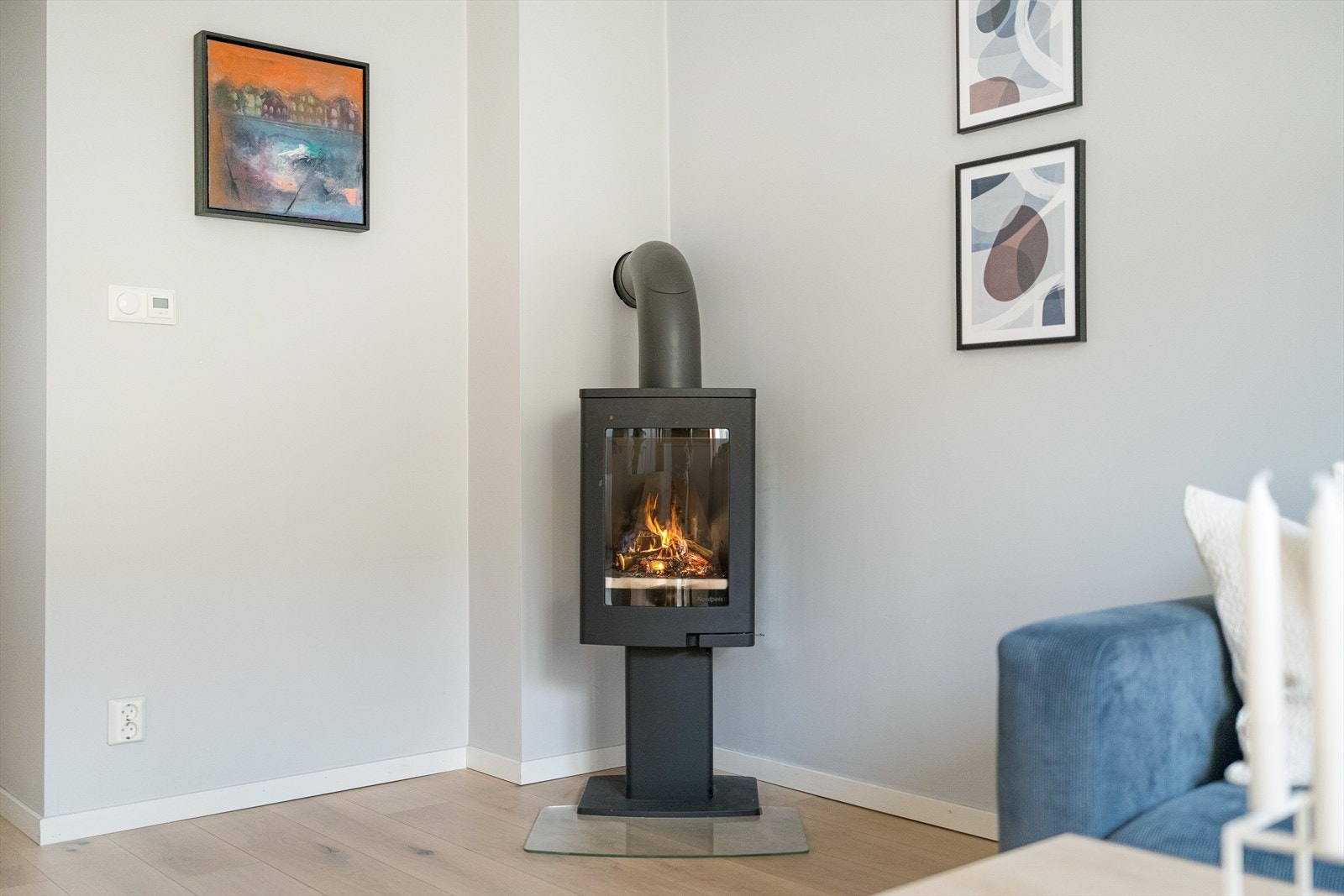 Stuen er boligens naturlige samlingssted, og har en stilren vedovn, som varmer godt på kalde dager. Galleribilde