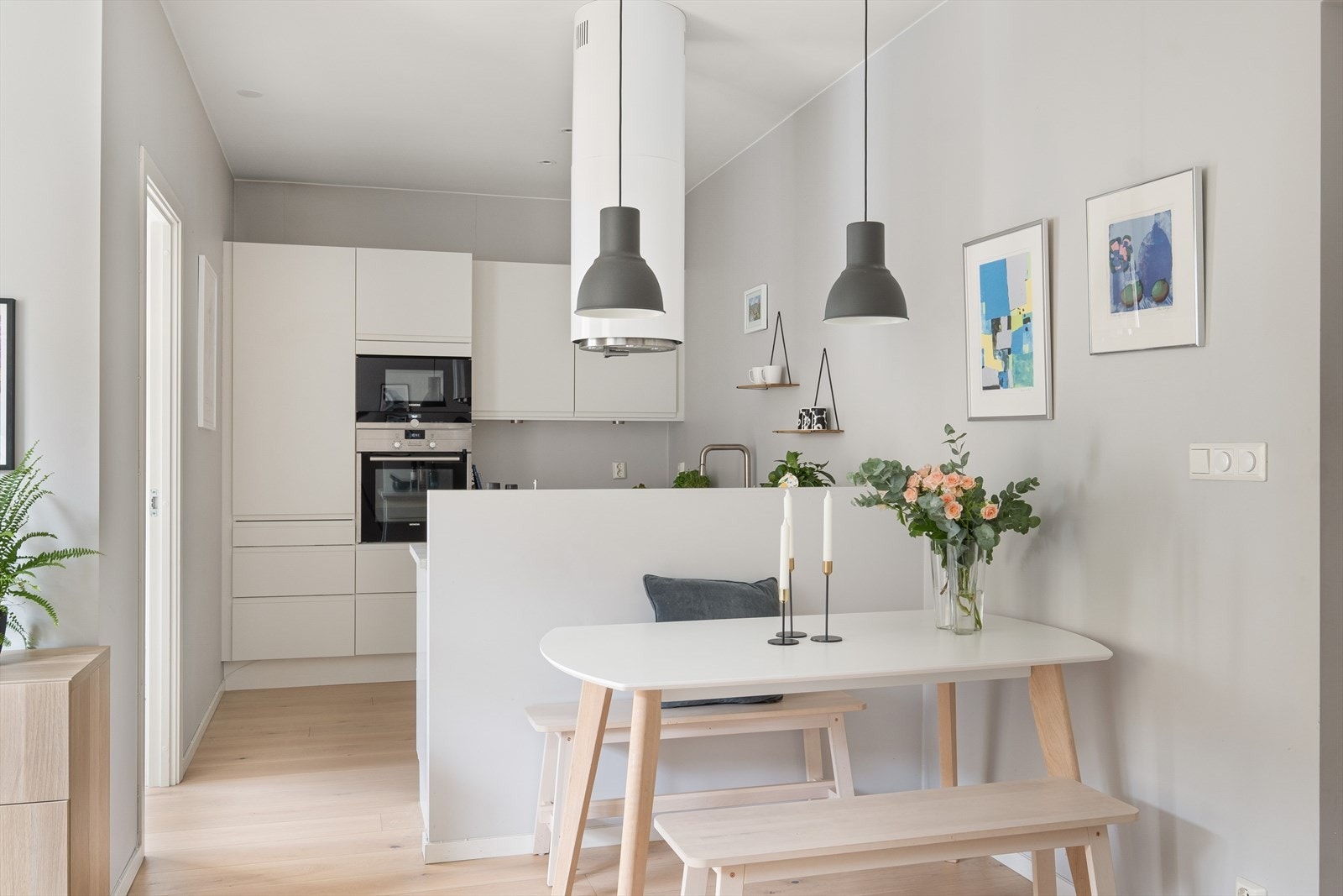 Leiligheten har et klassisk og lekkert kjøkken fra HTH. Her er det godt med skap- og benkeplass. Galleribilde