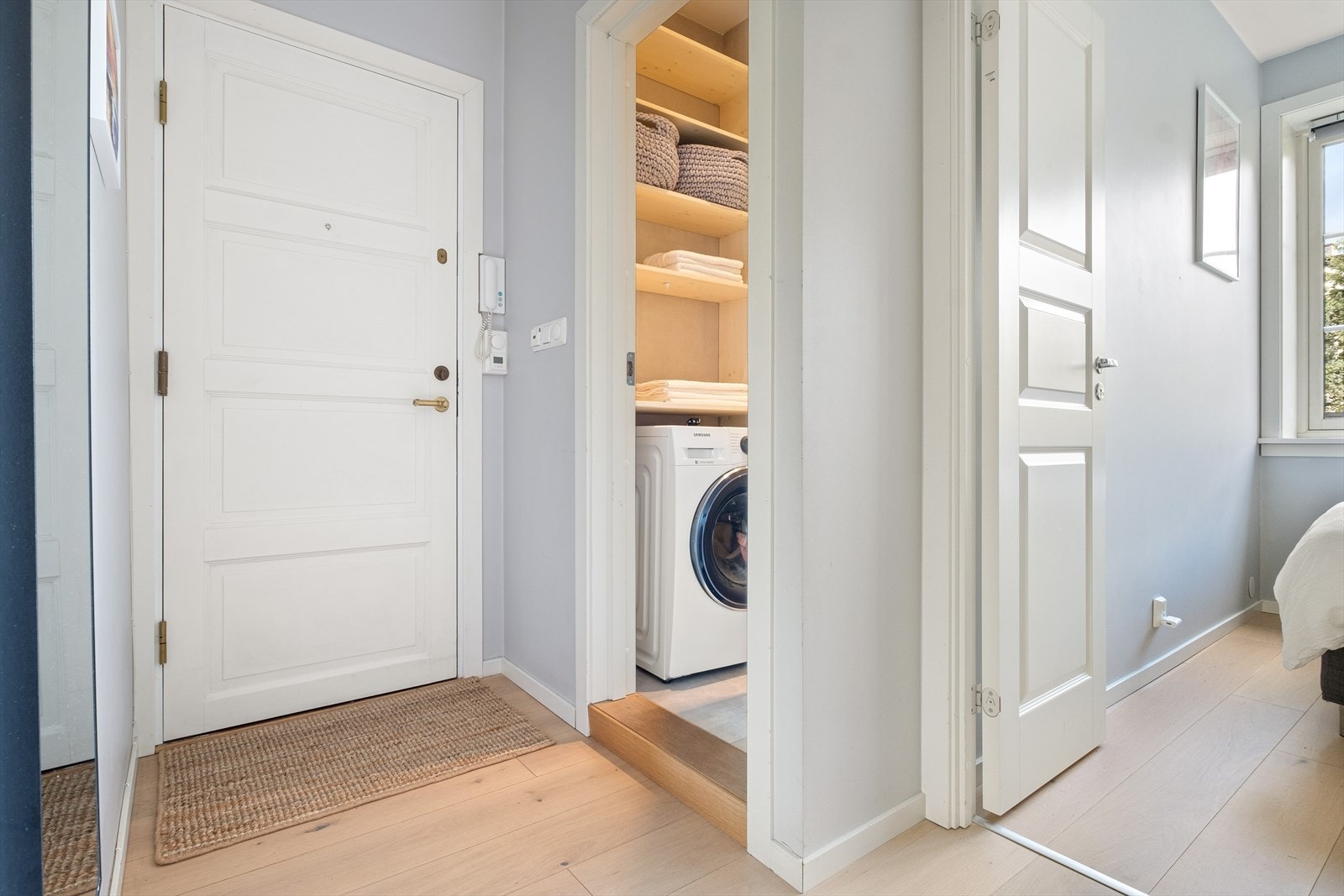 Pen og innbydende gang med 1-stavs parkett, som gir et godt førsteinntrykk av leiligheten. Galleribilde