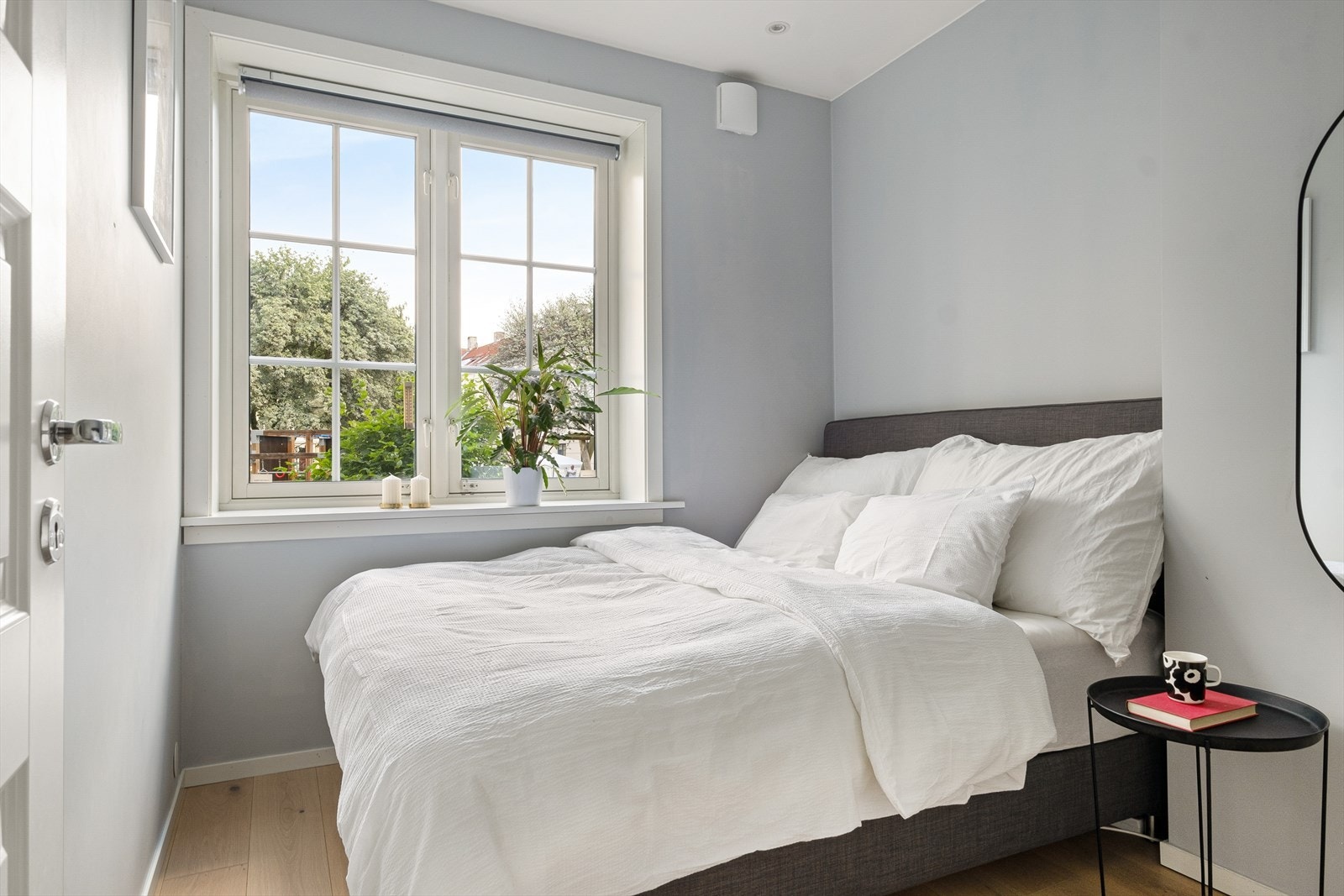 Leiligheten har 2 delikate soverom med garderobeskap. Galleribilde