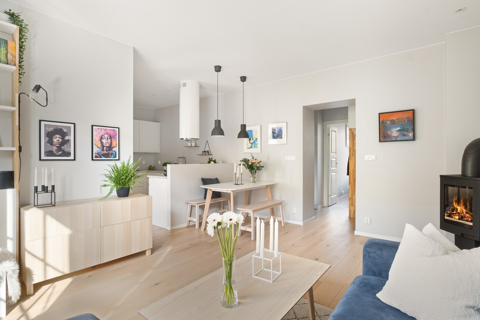 Den åpne løsningen sikrer god utnyttelse av arealet i boligen, samtidig som rommene blir lyse og åpne. Galleribilde