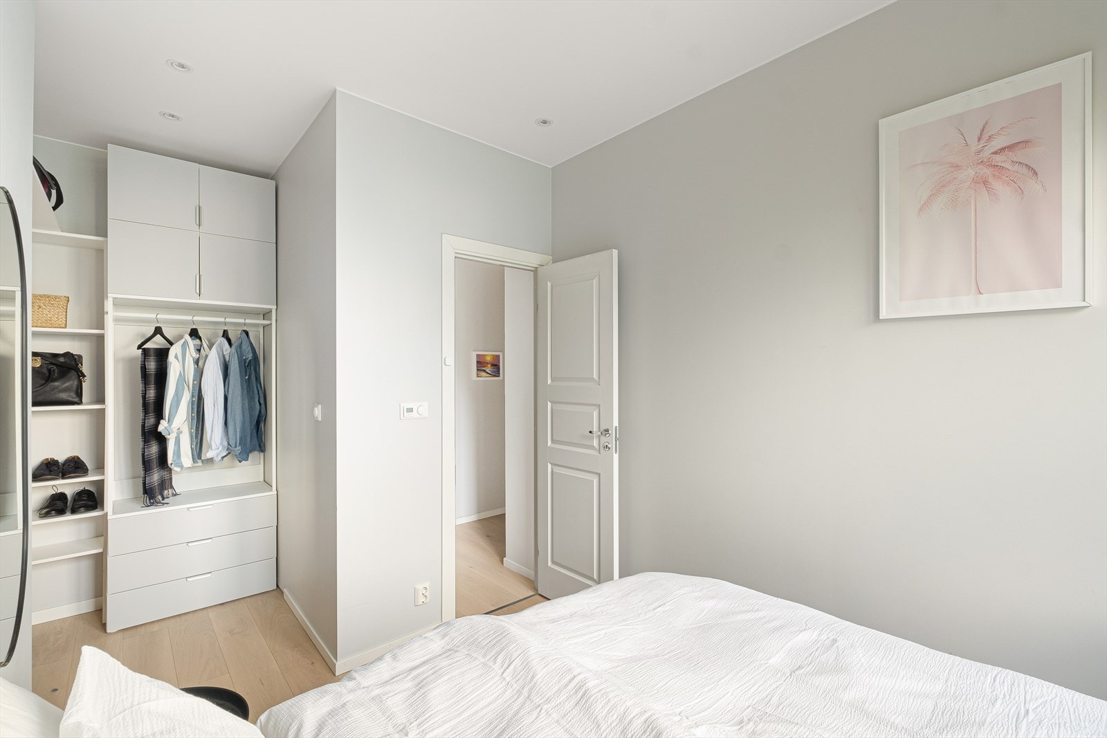 I 2016 ble leiligheten pusset opp med nye overflater, nytt bad og kjøkken fra HTH. Galleribilde