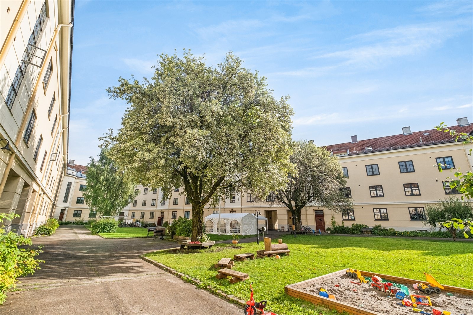 En nydelig bakhage til glede for beboerne finner sin plass i gårdsrommet og er et ypperlig sted å tilbringe tid på varme sommerdager. Galleribilde