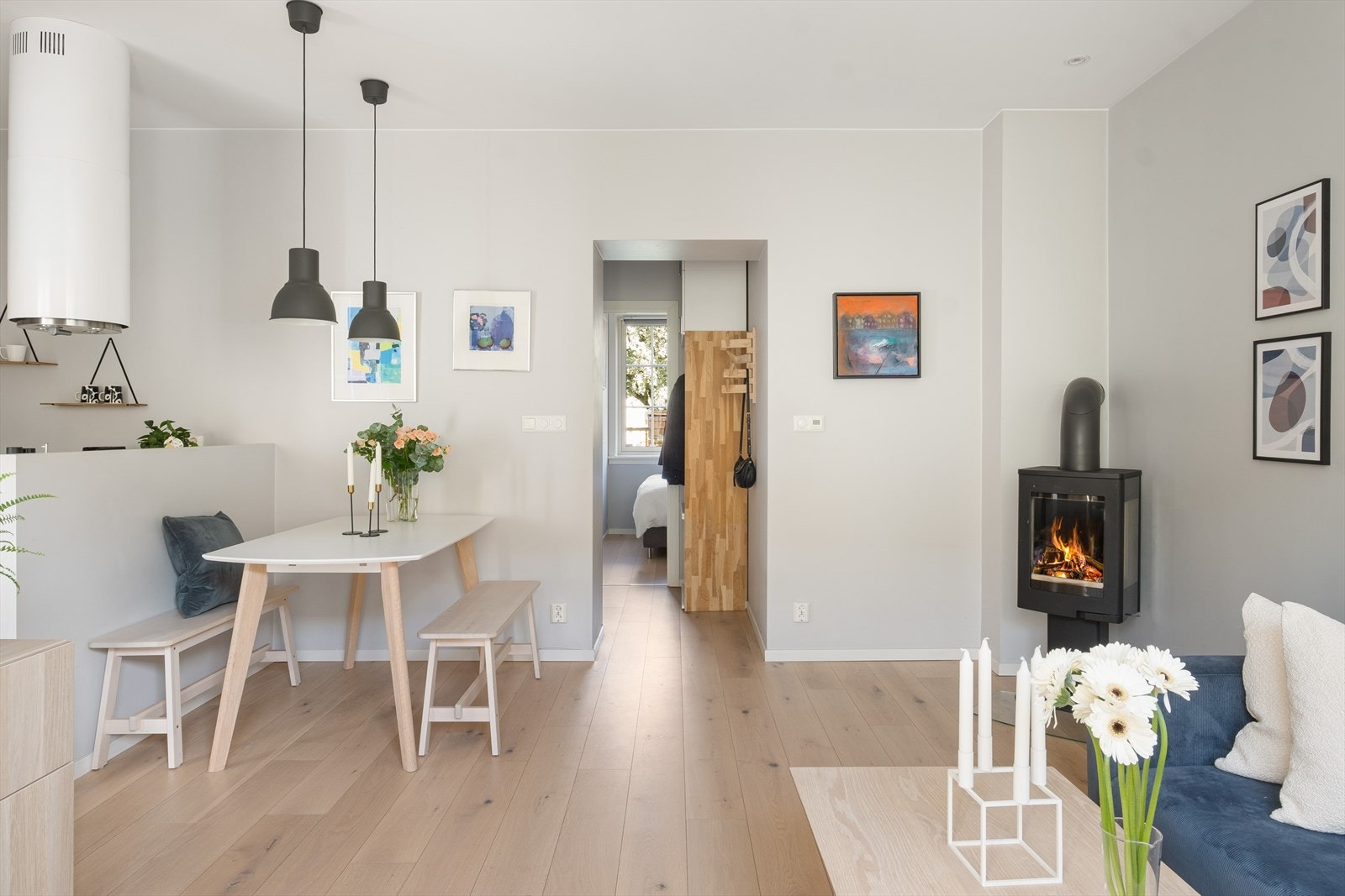 Det er gode møbleringsmuligheter i stuen, med plass til spisestue, sofagruppe, TV-benk og tilhørende møblement. Galleribilde