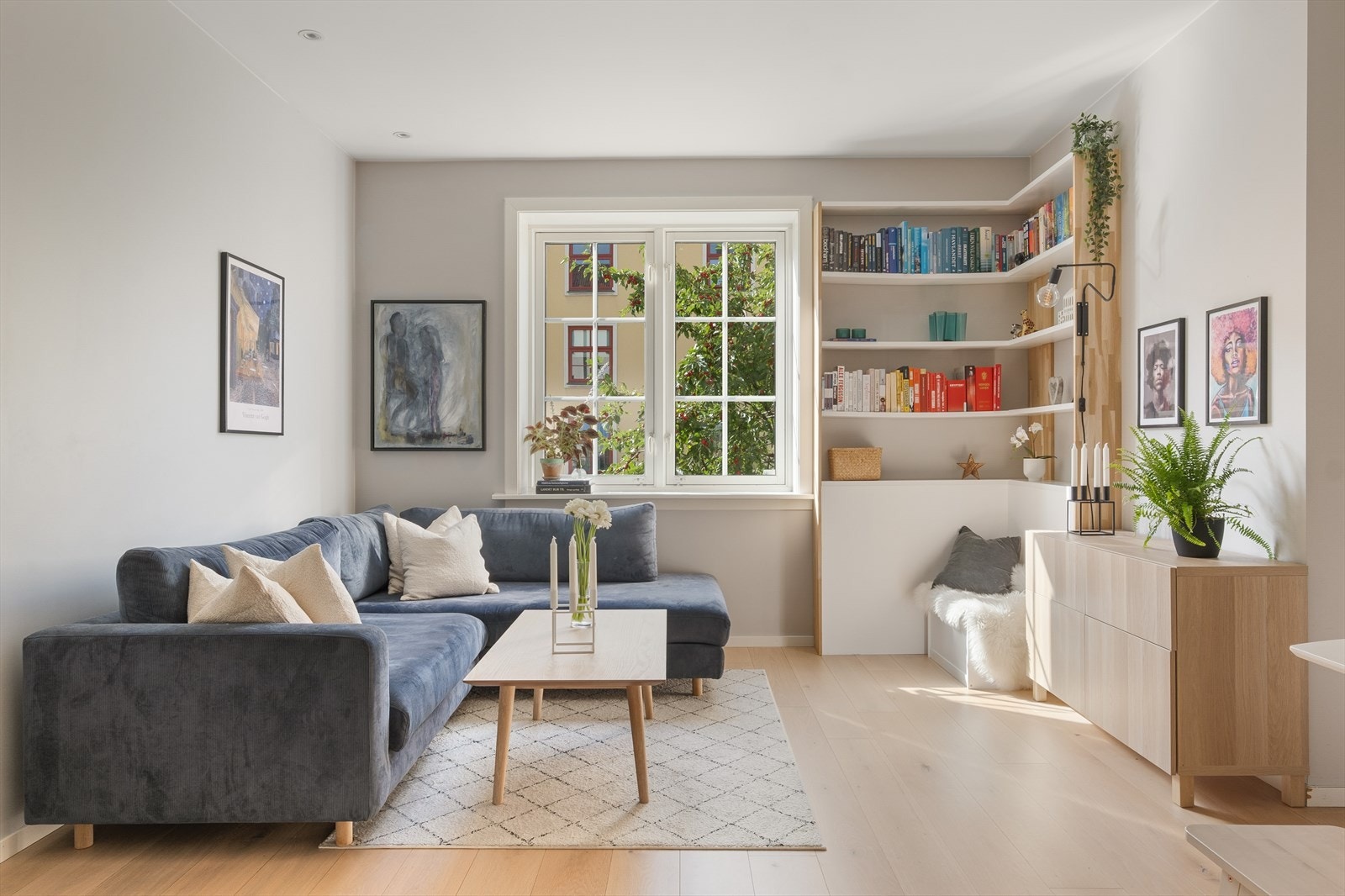 Leiligheten har en tiltalende og luftig stue i åpen løsning mot kjøkkenet. Galleribilde