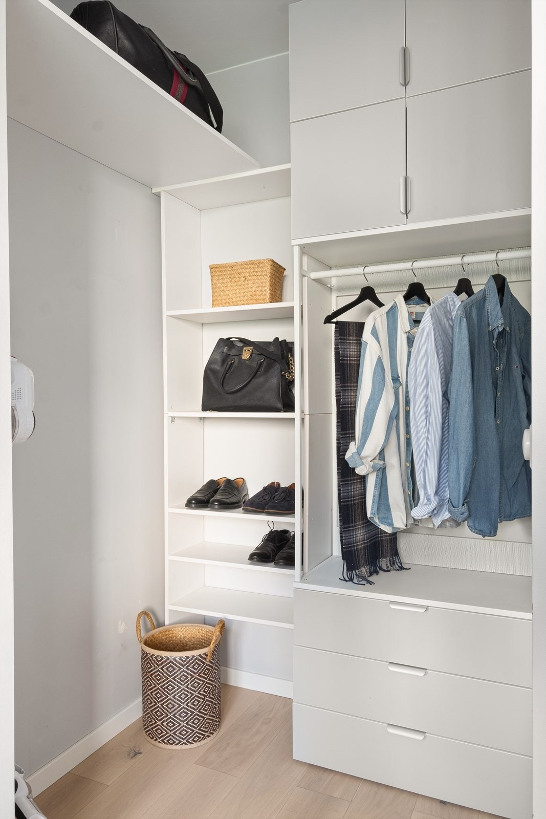 Her er det godt med plass til klesoppheng og sko. Galleribilde