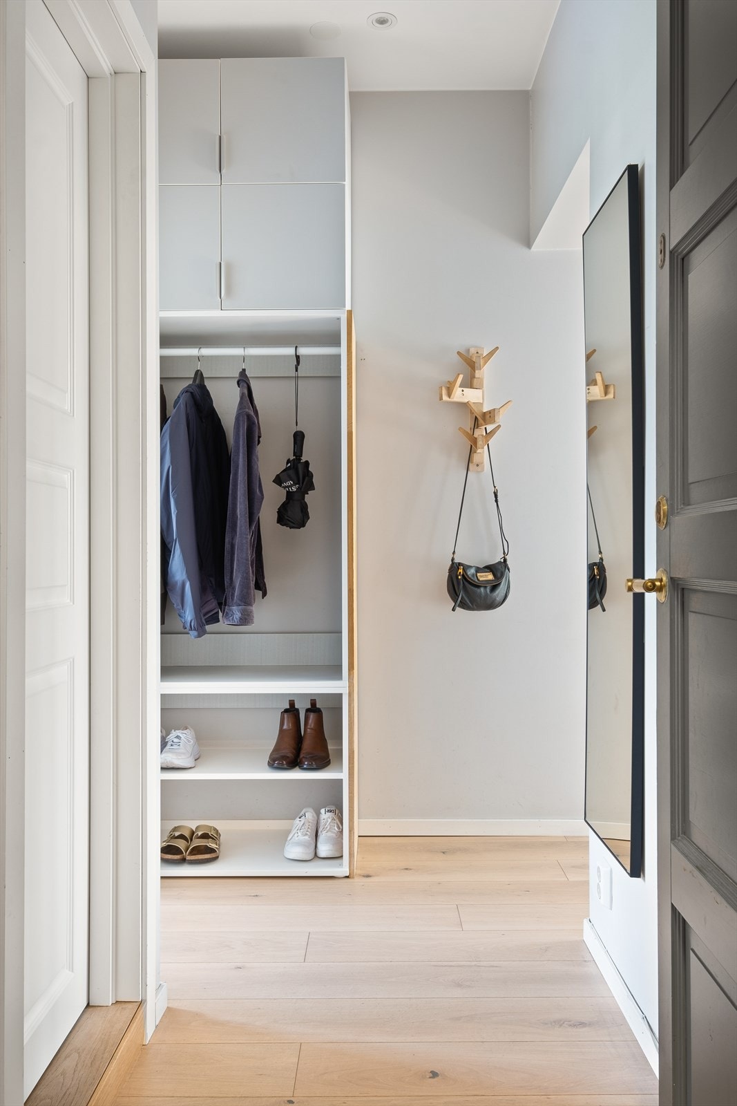 Godt med plass til klesoppheng og sko i gangen. I tillegg medfølger en bod i kjeller på ca. 5 kvm og en på loftet på ca. 5 kvm. Her er det godt med oppbevaringsmuligheter. Galleribilde