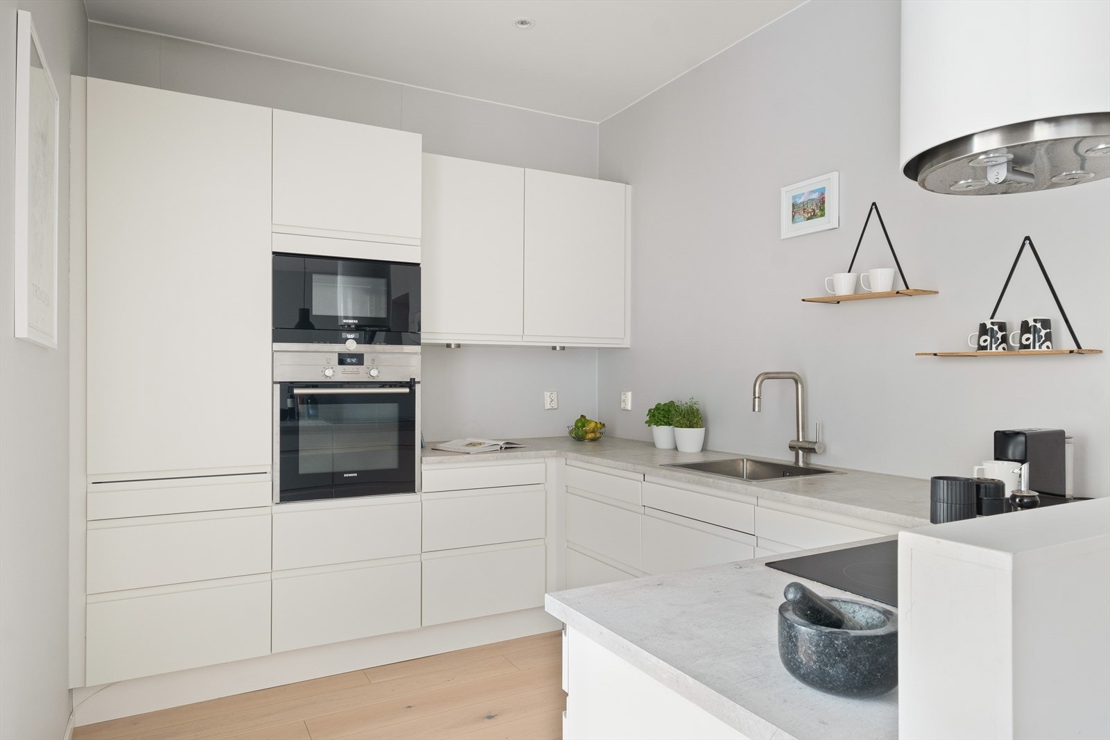 Kjøkkenet er utstyrt med følgende: integrerte hvitevarer og oppvaskmaskin. Galleribilde