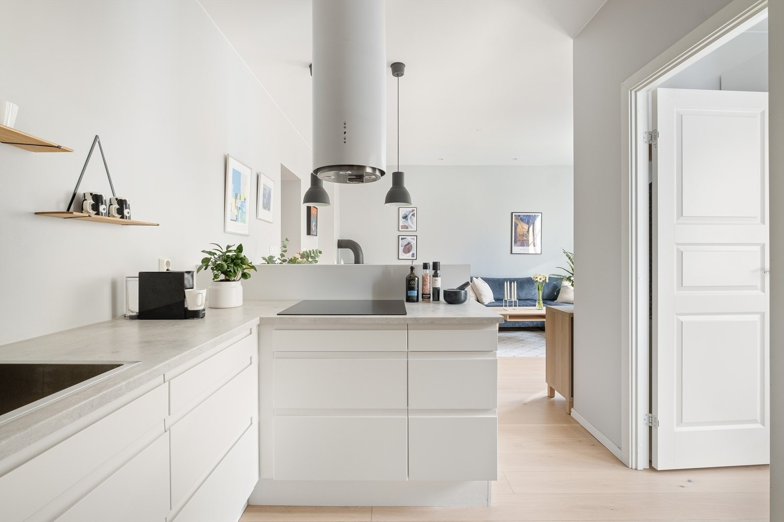 Kjøkkenet er designet og innredet med tanke på funksjonalitet, og er et hyggelig oppholdsrom. Den åpne løsningen mot stuen gjør rommet arealeffektivt og sosialt. Galleribilde