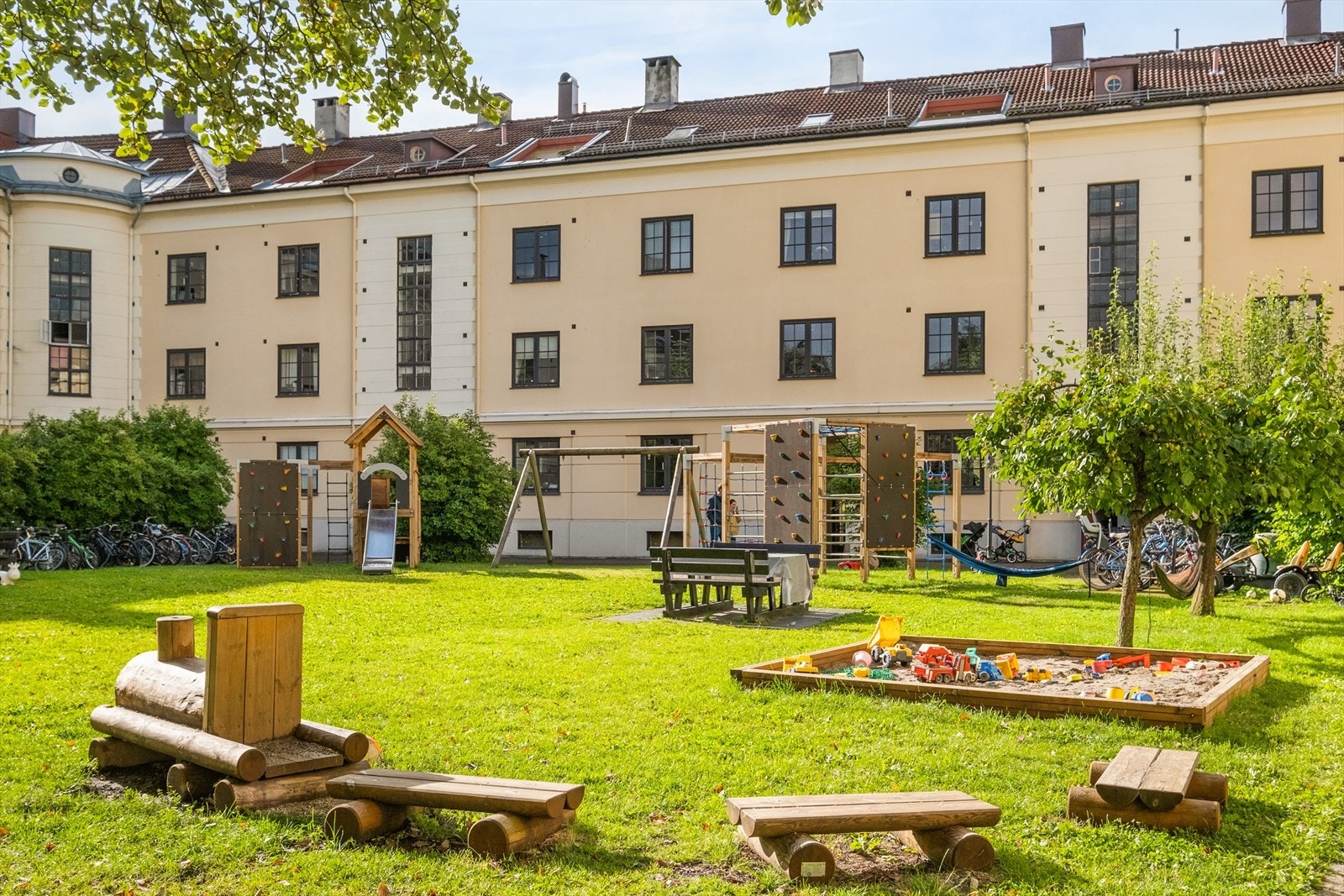 Dette er en flott mulighet til å sikre seg en moderne 3-r, i trivelige og ærverdige Søylegården. I umiddelbar nærhet finner man Torshovdalen, Torshovparken, søndagsåpen butikk og et godt utvalg av forretninger og matbutikk, samt offentlig kommunikasjon. Galleribilde