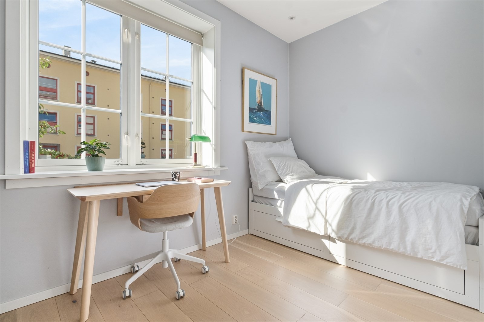 Soverom nr. 2 har godt med plass til seng, nattbord, kommode eller skrivepult. Galleribilde